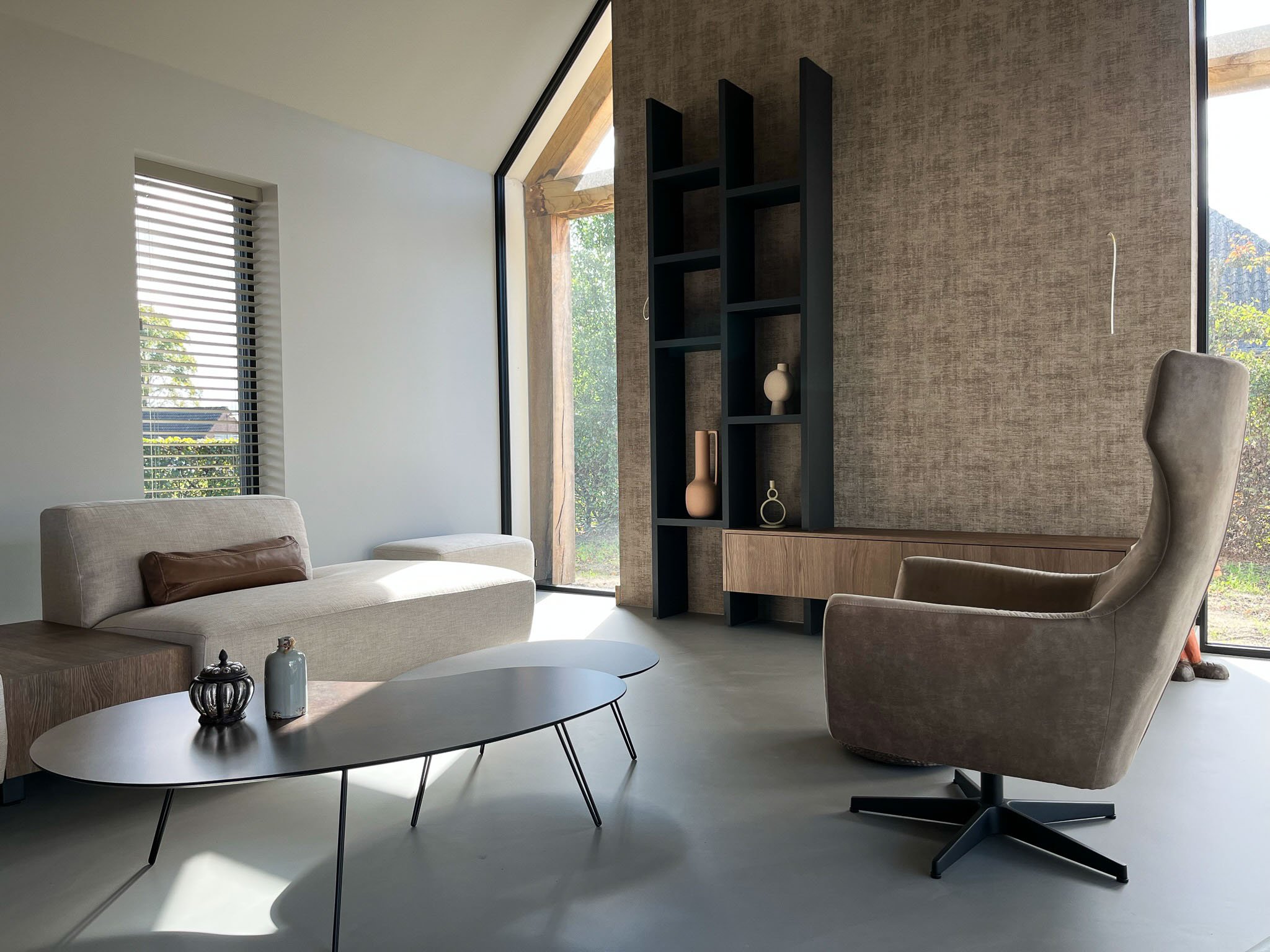 PU Gietvloer Smitfloor Geldrop - moderne woonkamer met gietvloer
