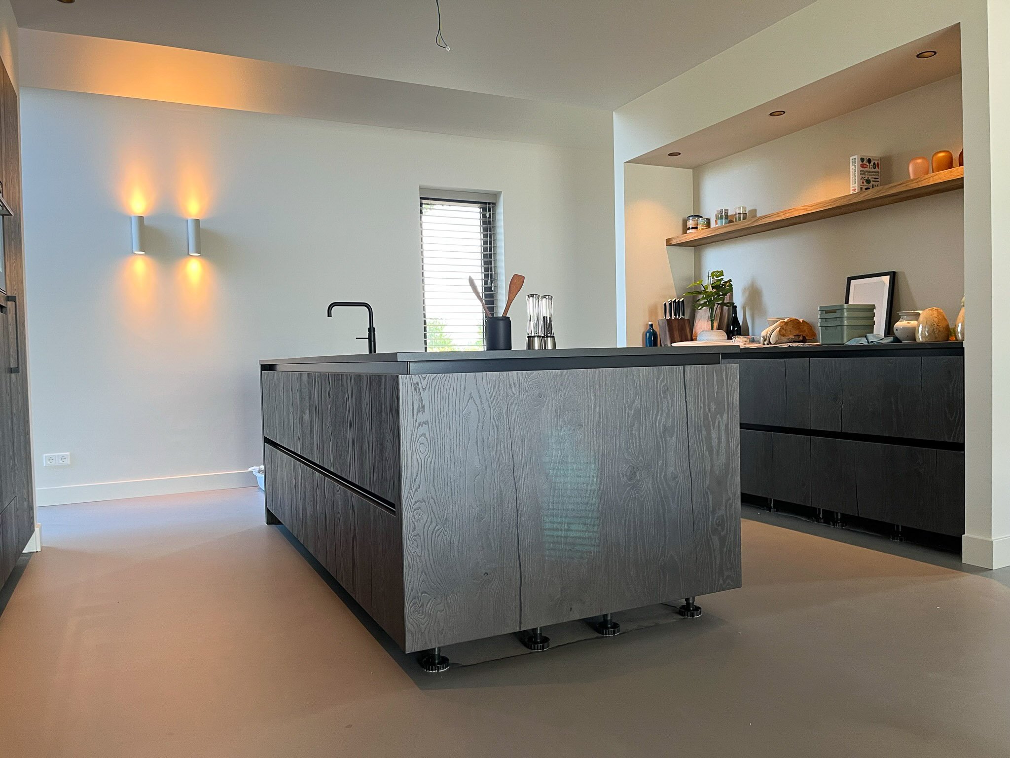 PU Gietvloer Smitfloor Geldrop mat zwarte keuken met gietvloer