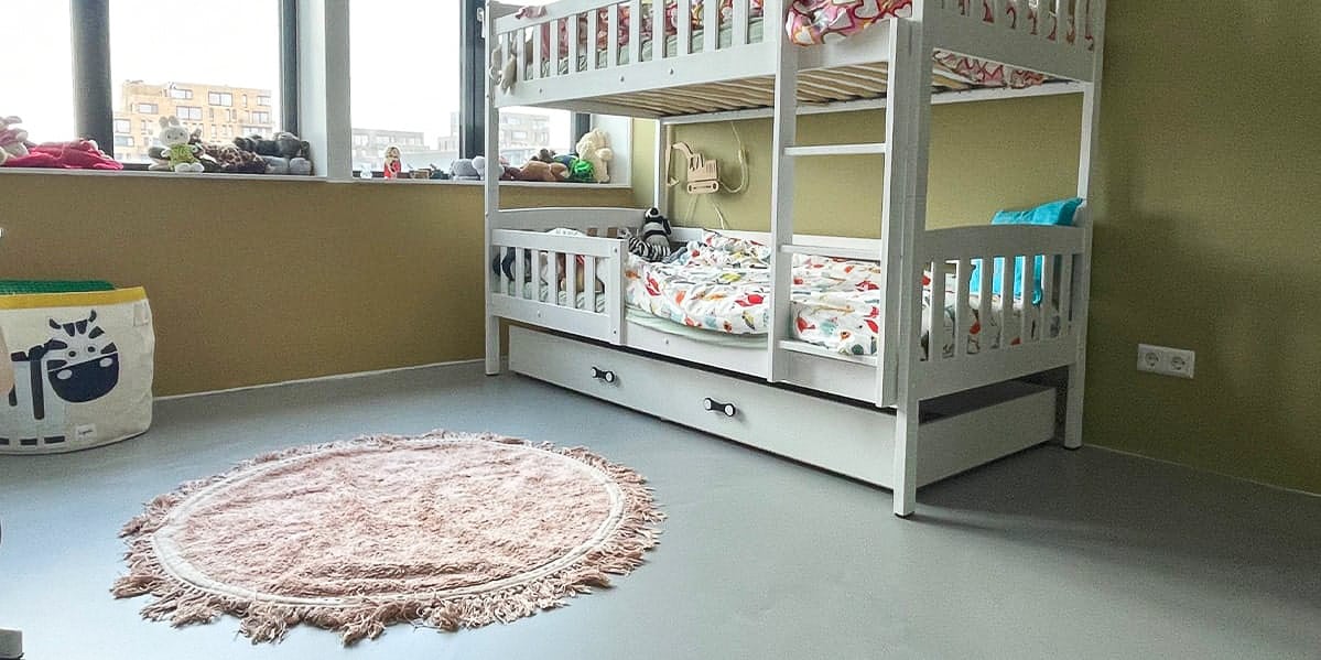 PU gietvloer Smitfloor Geldrop – Zachte en veilige vloer in kinderkamer van appartement Amsterdam