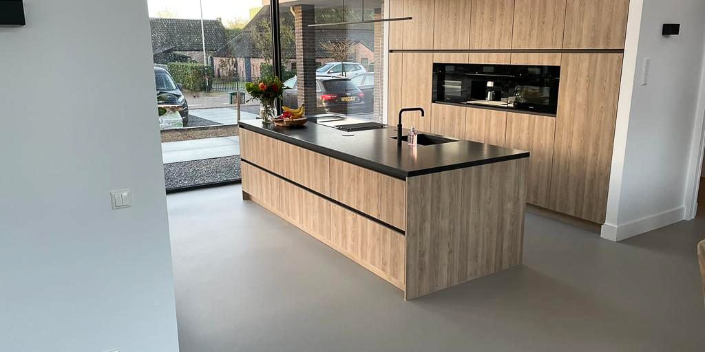 Strakke zilveren gietvloer van 182m2 in woning Wijchen – Smitfloor Liquid Design