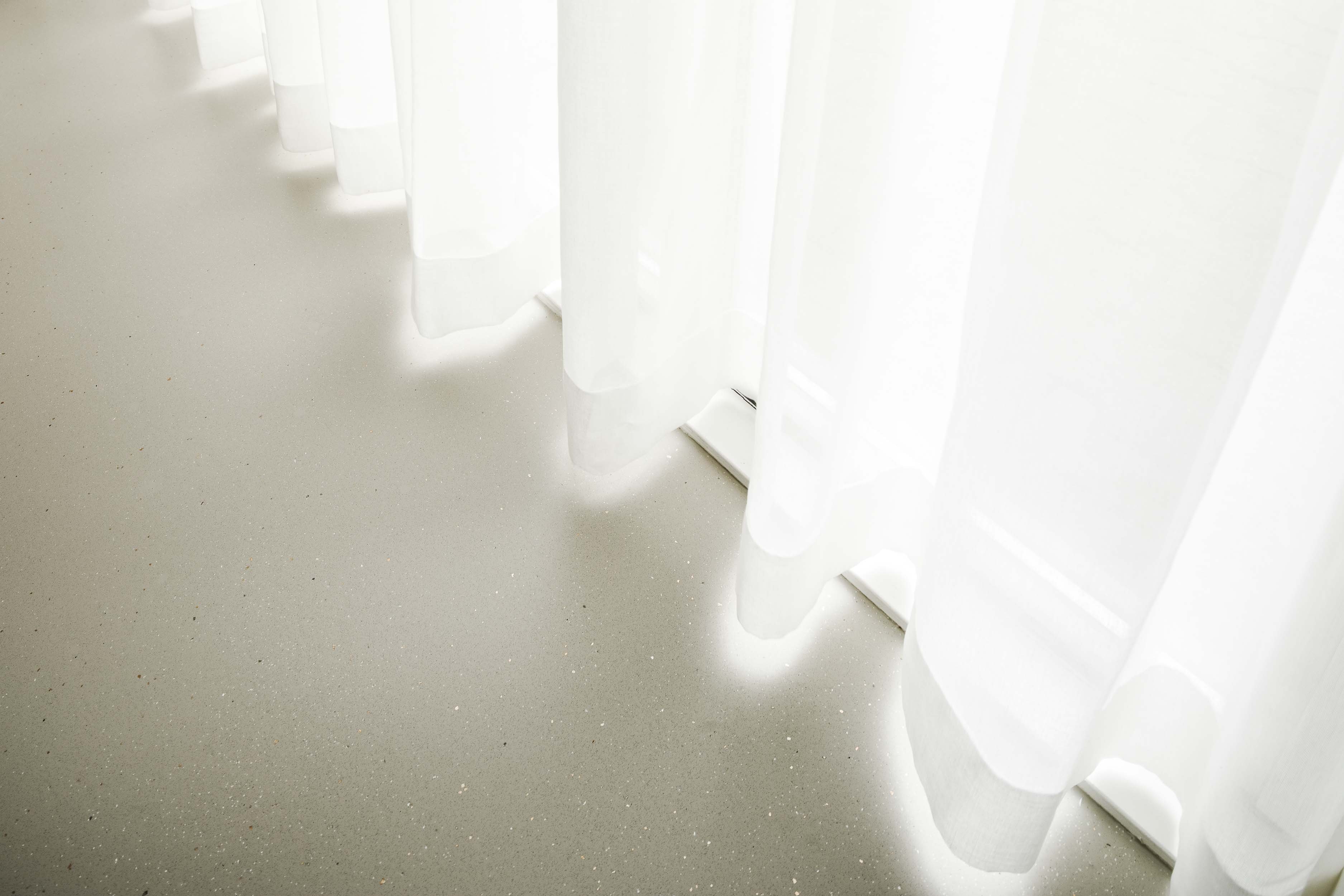 Micro Terrazzo Smitfloor Geldrop Terrazzo vloer met bijpassend gordijnen