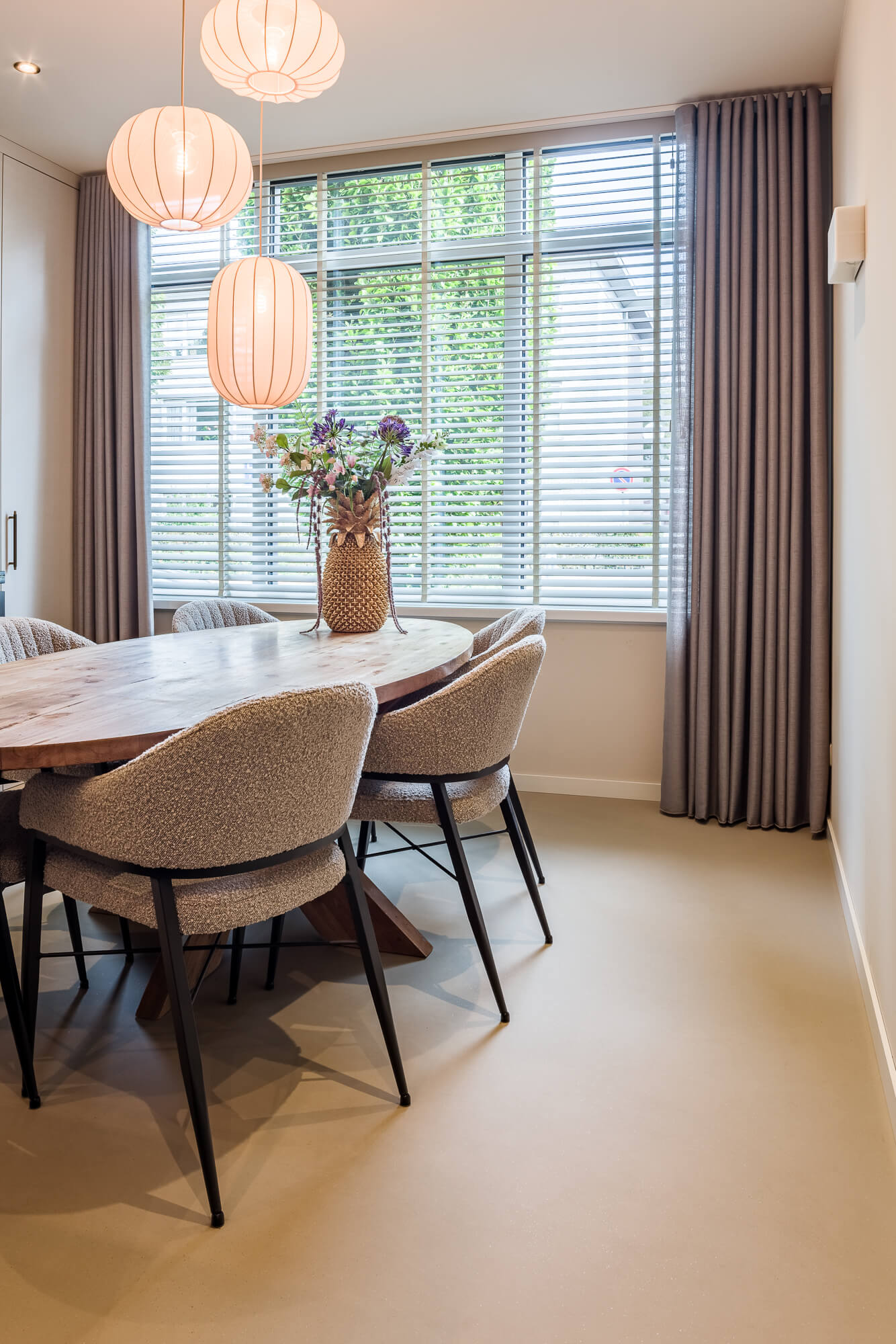 Micro terrazzo gietvloerin rustige kleur met eettafel en stoelen en groot raam