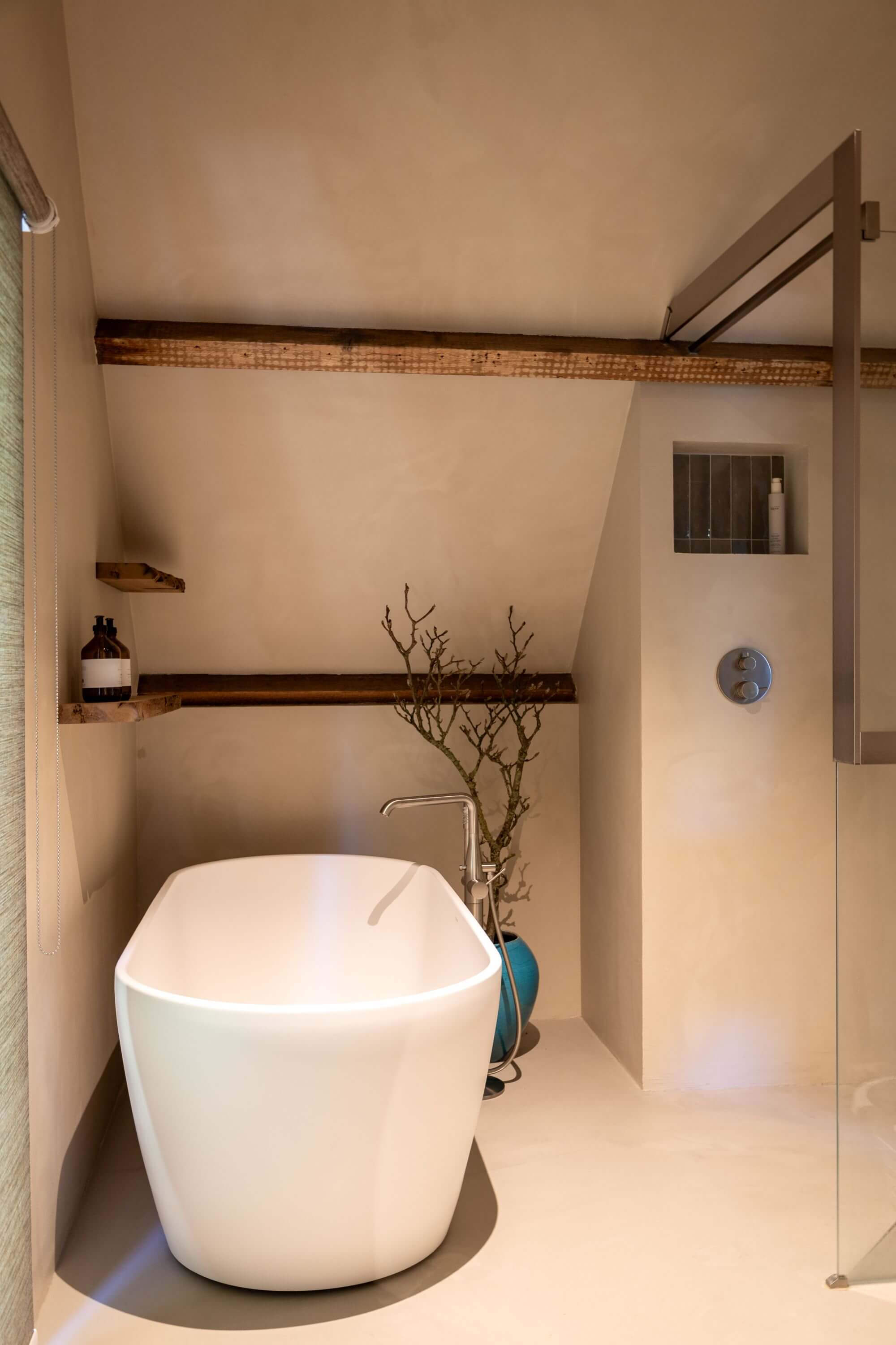 Beton cire gietvloer badkamer - jaren 50 woing - waalre 10