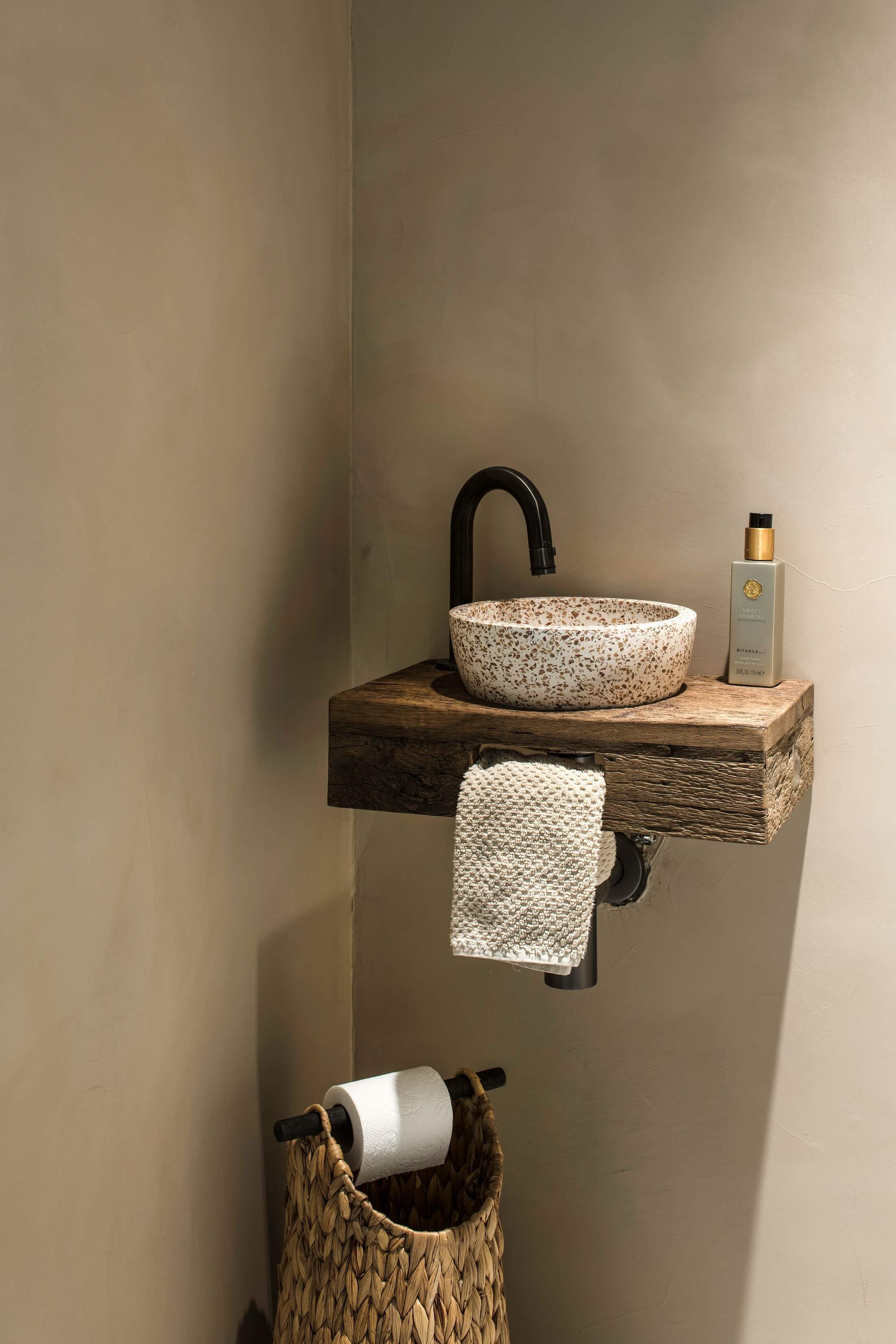 badkamer en toilet micro terrazzo en beton cire in helmond 9