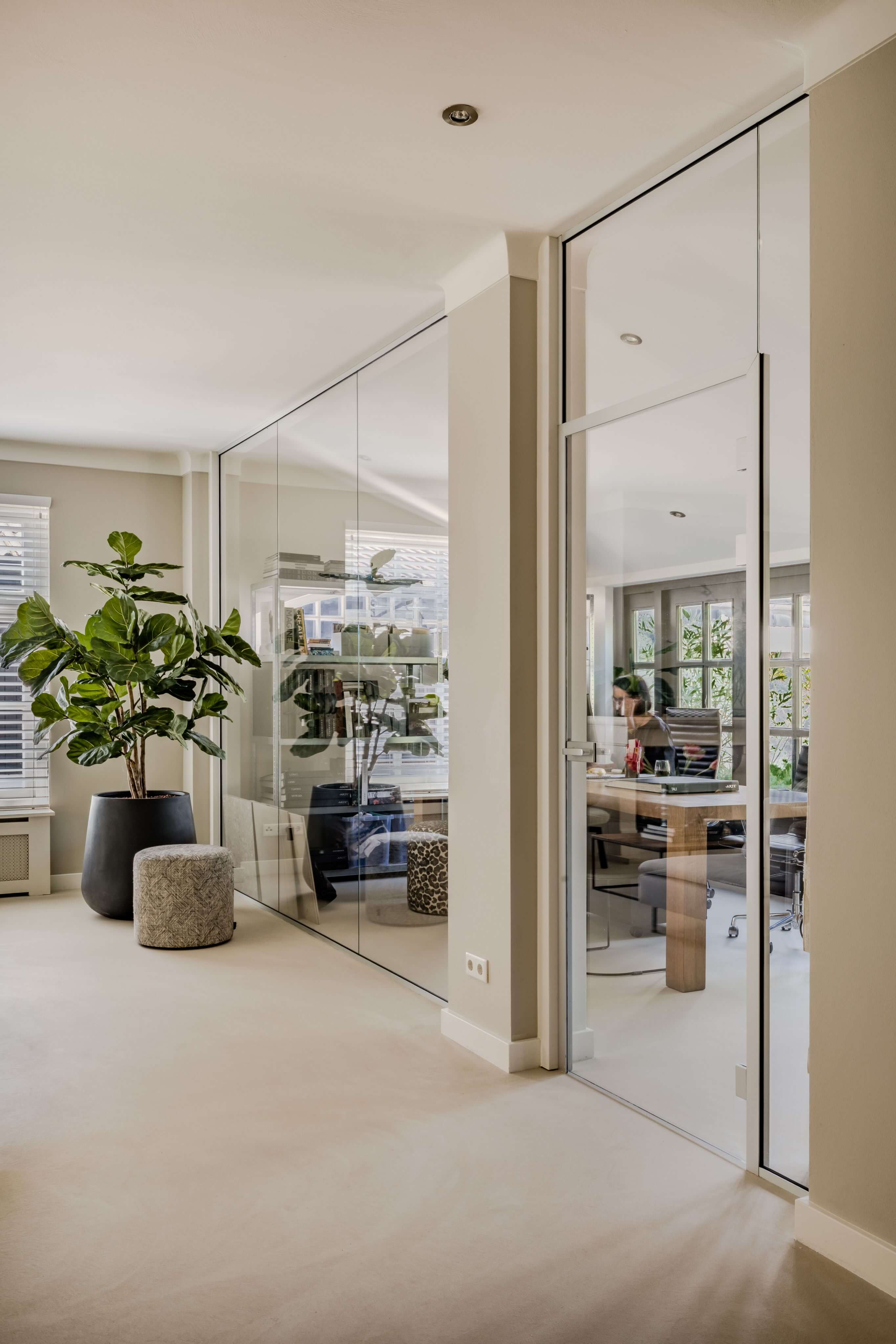 SmitFloor - Lavasteen gietvloer - glazen deur