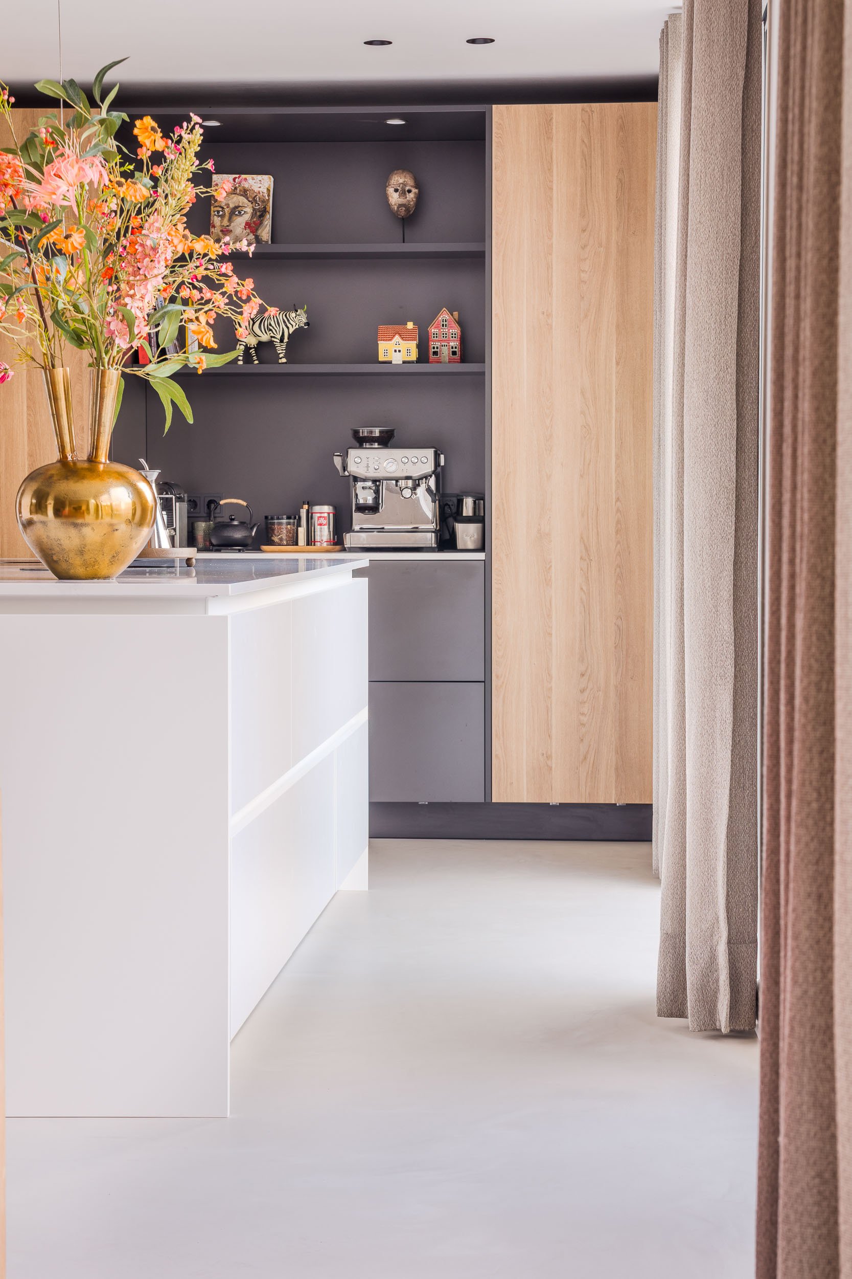 Lavasteen vloer Smitfloor Geldrop - Design keuken in woning met lavasteen vloer