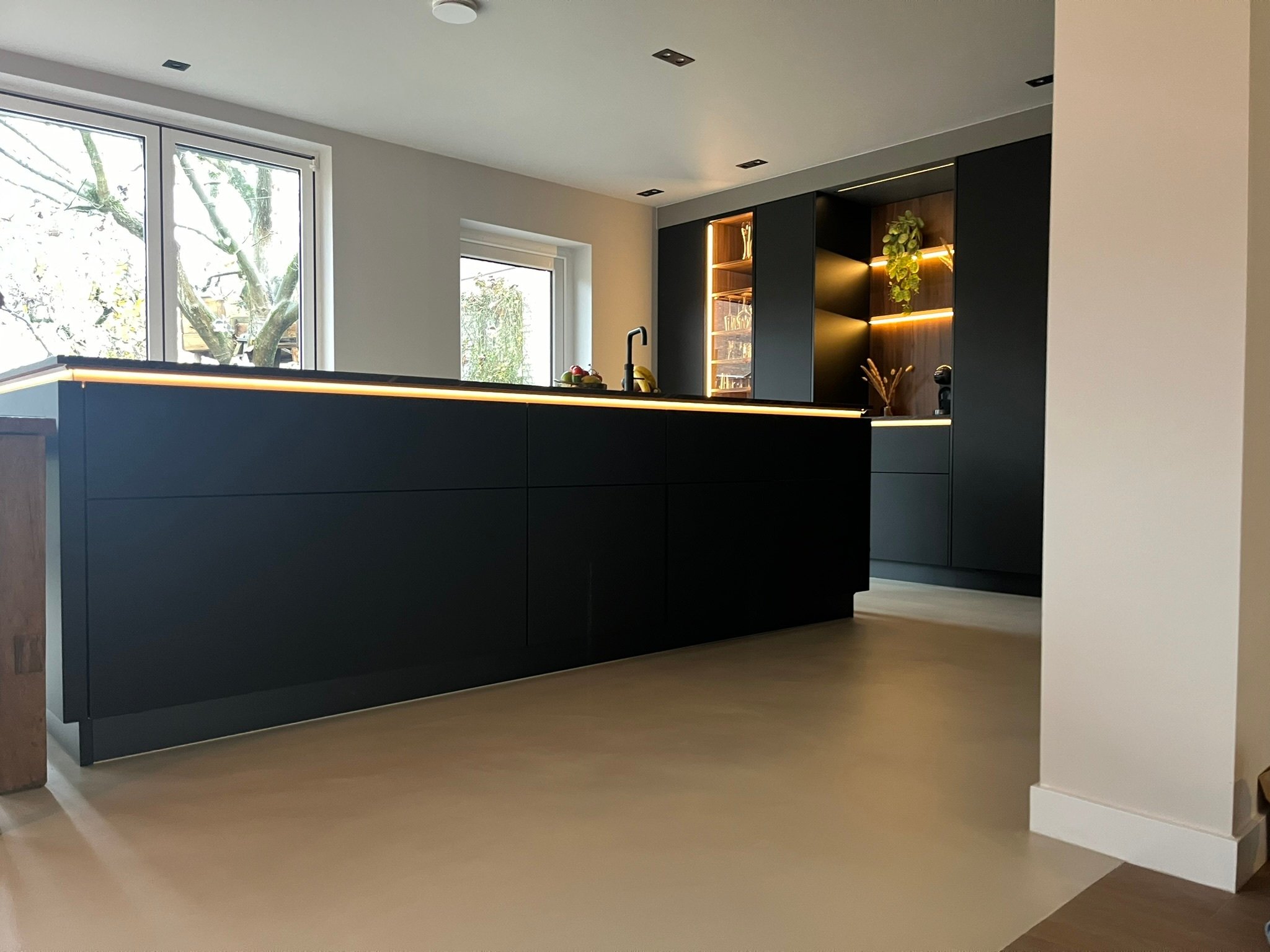 Lavasteen vloer Smitfloor Geldrop - Zwarte keuken met led 