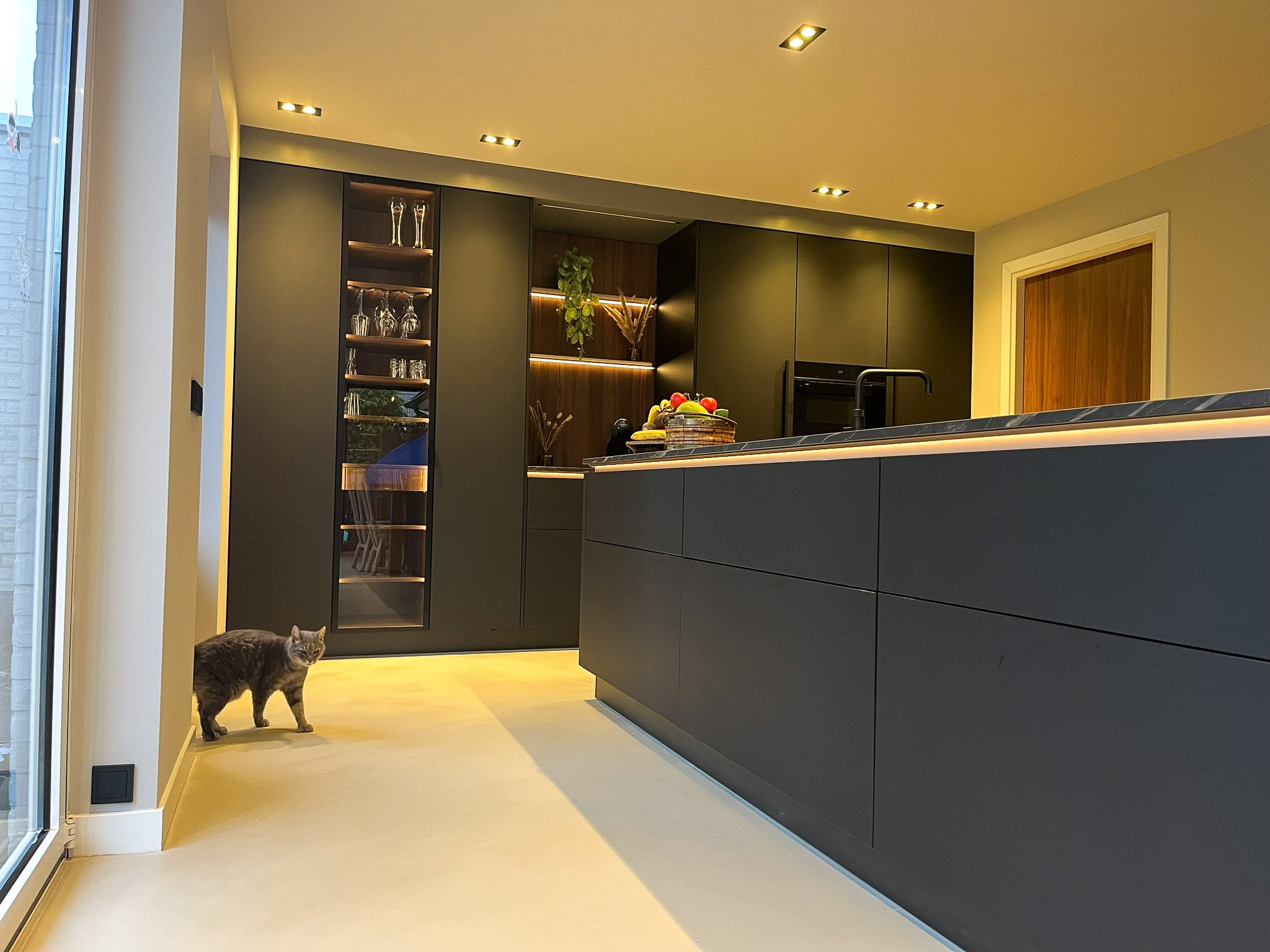 Lavasteen vloer Smitfloor Geldrop - mat zwarte keuken in combinatie met een lavasteen vloer keuken