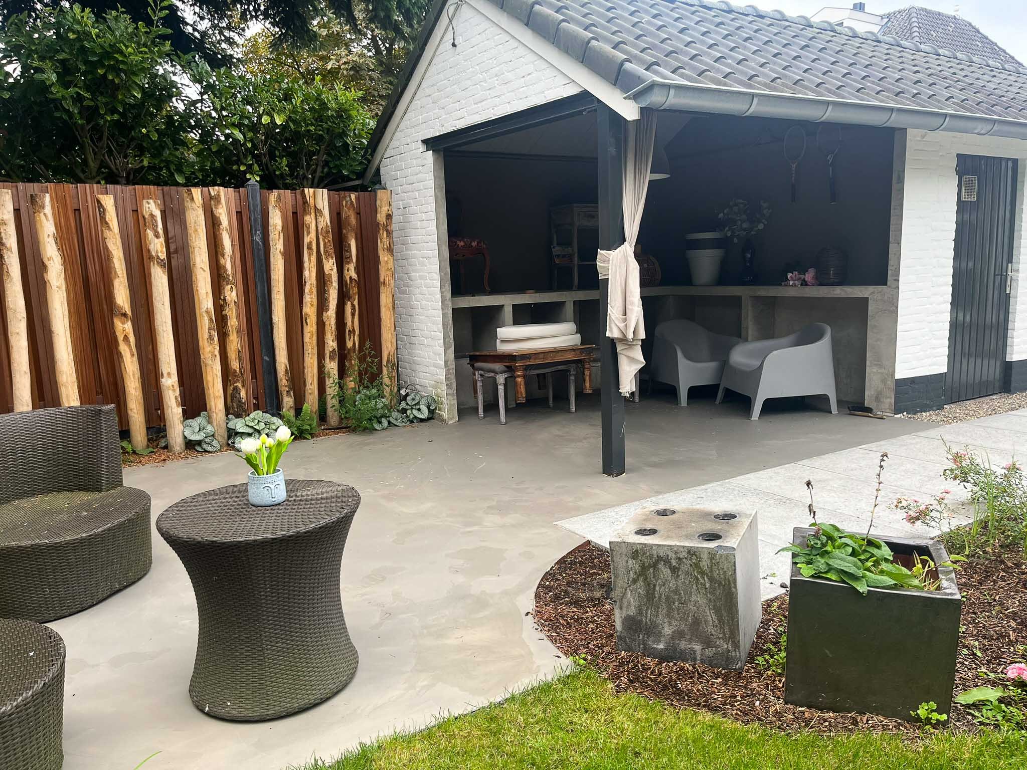 Buiten Gietvloer Smitfloor Geldrop - Gietvloer met Overkapping en Buitenhaard voor Tuin of Terras