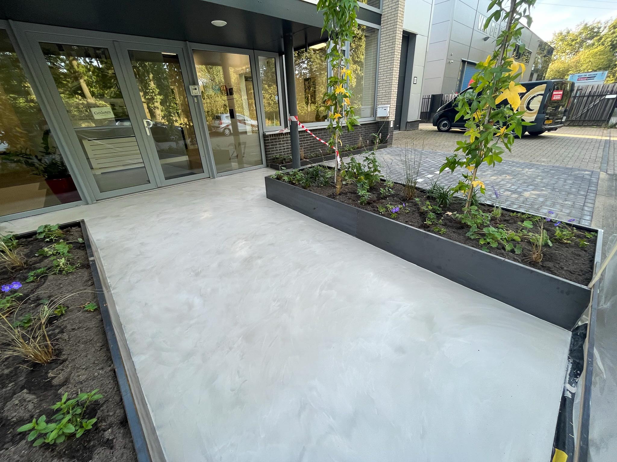 Buiten Gietvloer Smitfloor Geldrop - Gietvloer met Plantenbakken voor Buiten