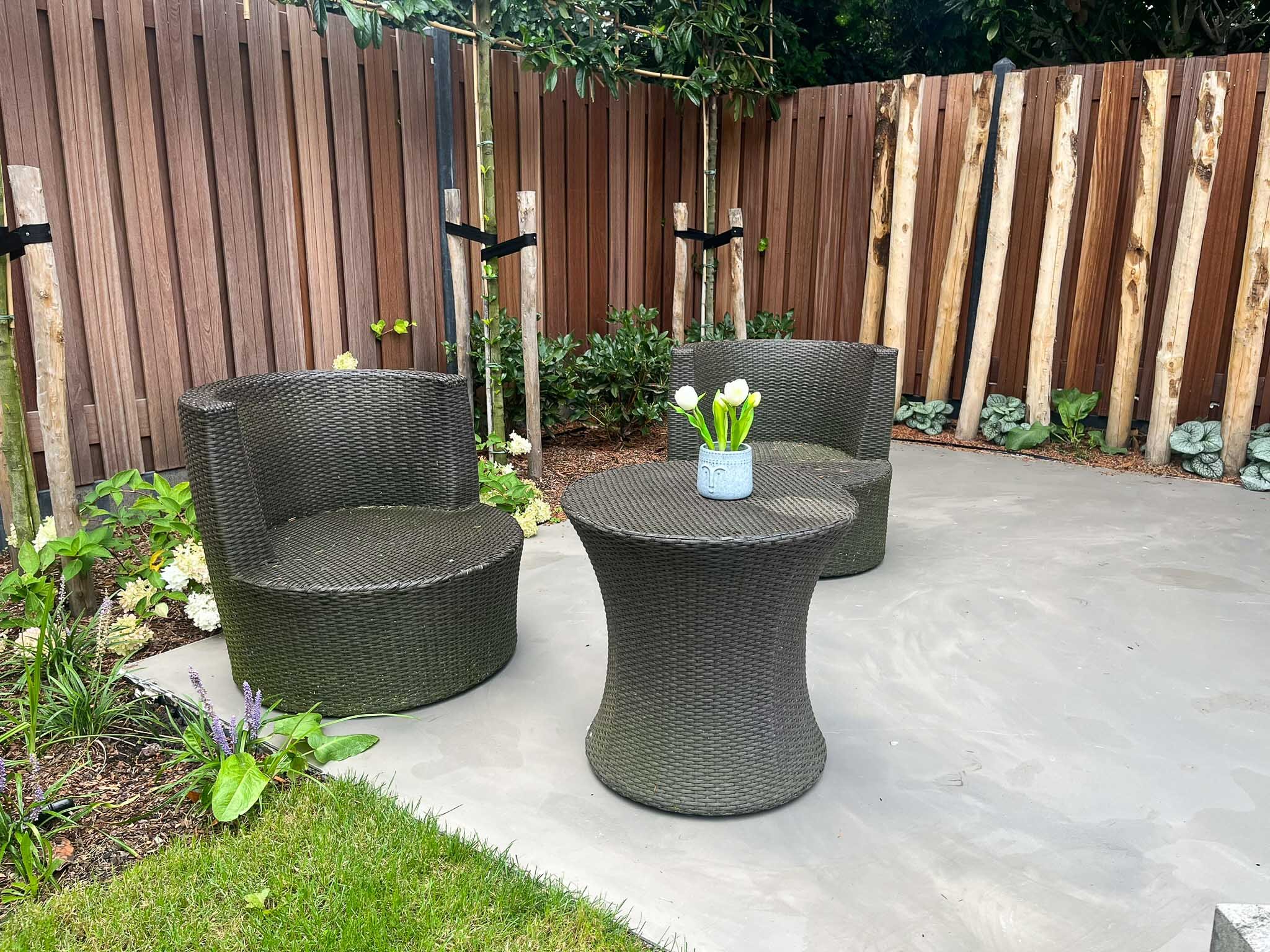 Buiten Gietvloer Smitfloor Geldrop - Gietvloer met Ruime Plantenbakken, Overkapping en Buitenhaard voor Tuin 