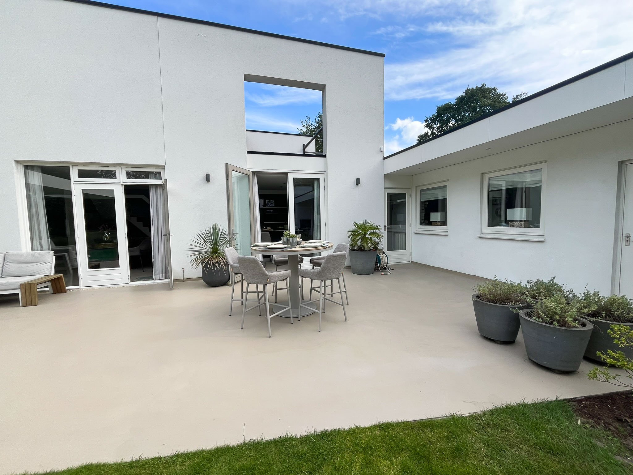 Buiten Gietvloer Smitfloor Geldrop - Gietvloer voor Buiten ruim terras met tuinset