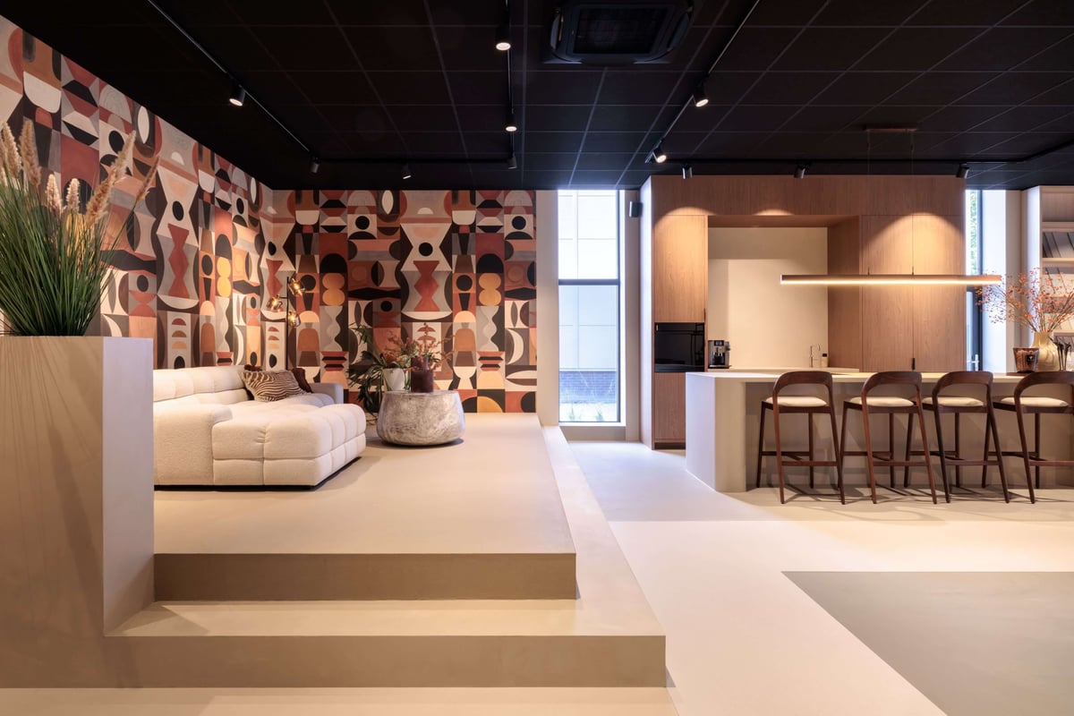 De showroom met keuken en zithoek