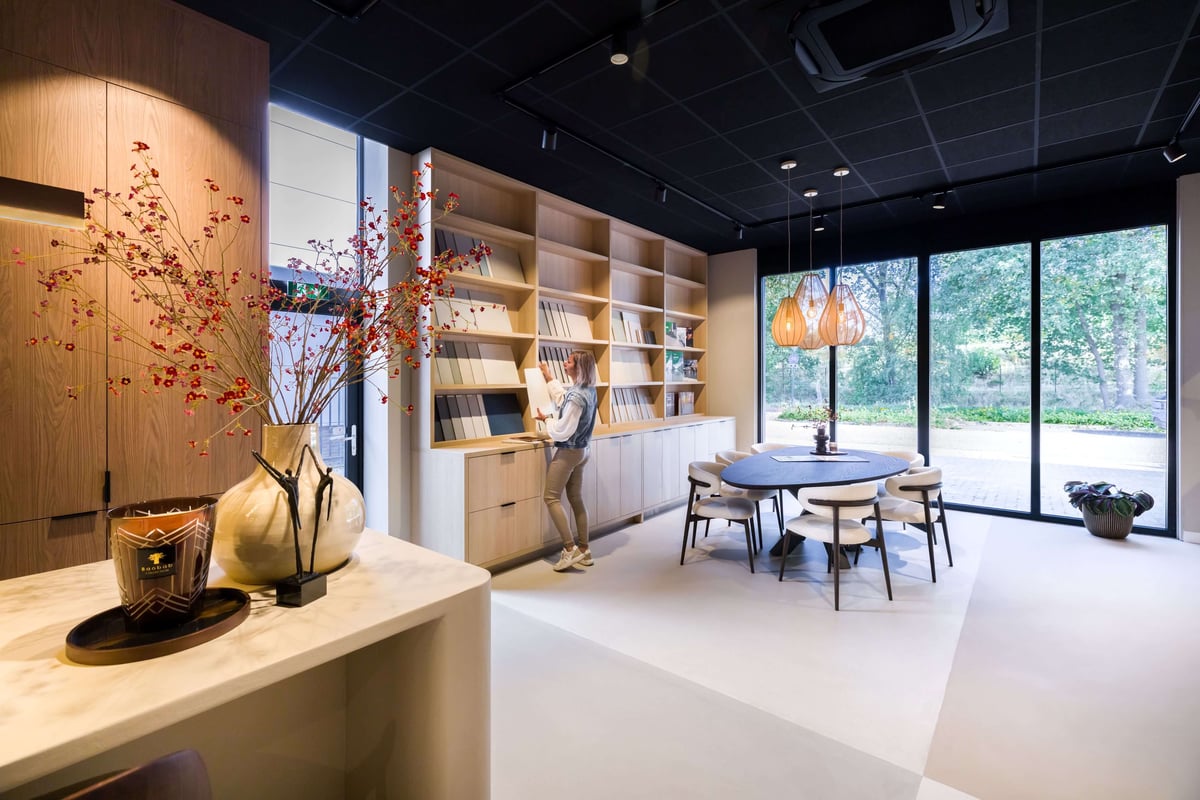 Kast met vloerstalen in de SmitFloor showroom