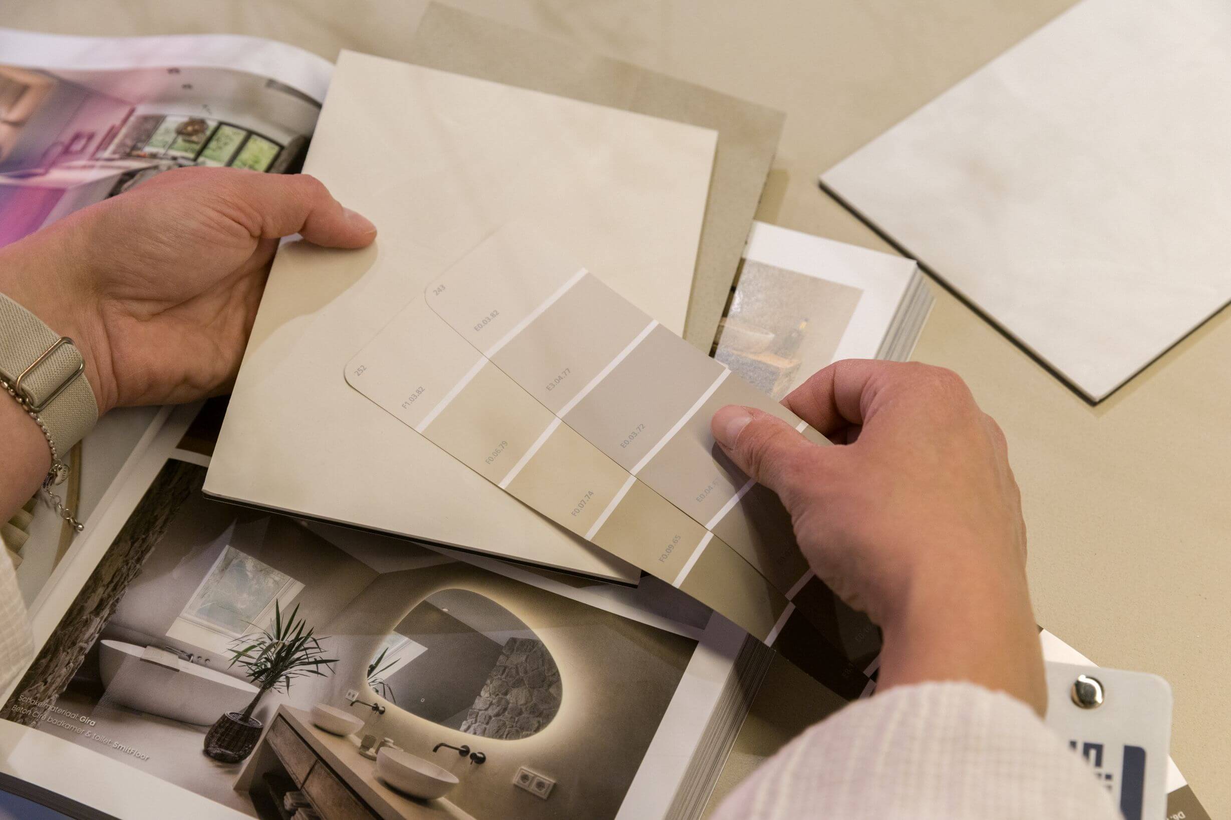 Stalen en kleurkeuzes maken - showroom smitfloor geldrop