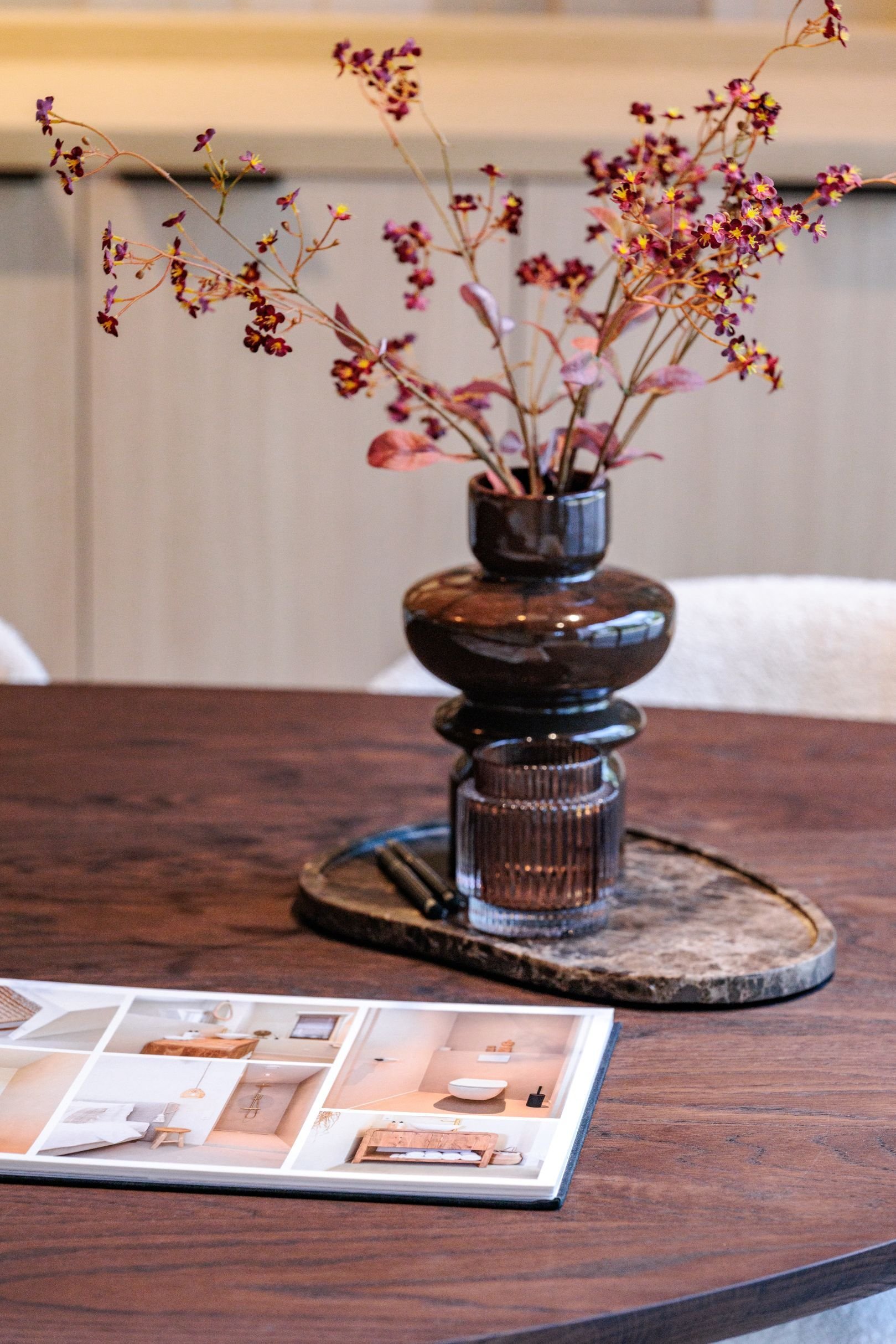 detail showroom SmitFloor Geldrop - bloemen spreektafel
