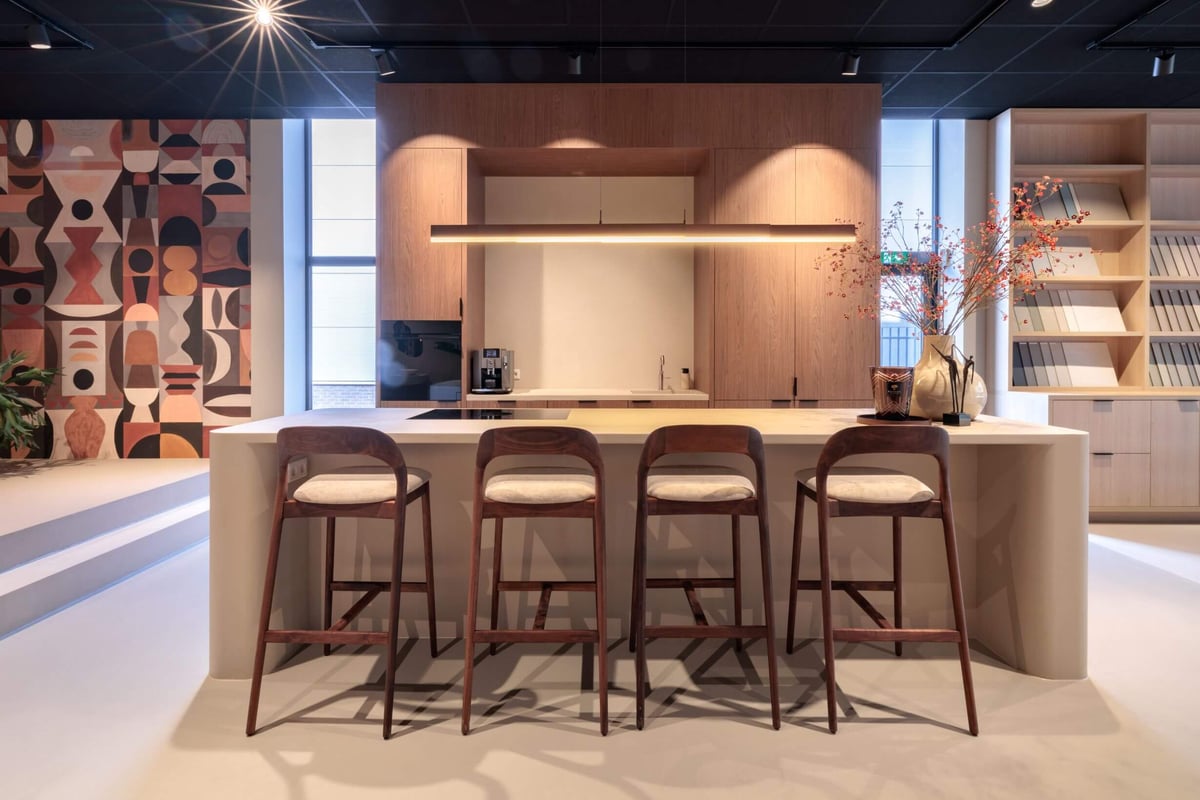Kookeiland met gietvloer in de showroom