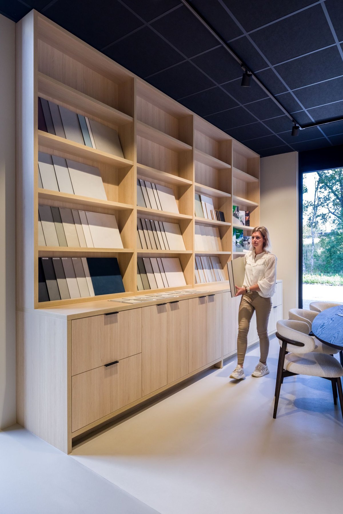 Wand met gietvloerstalen in de showroom
