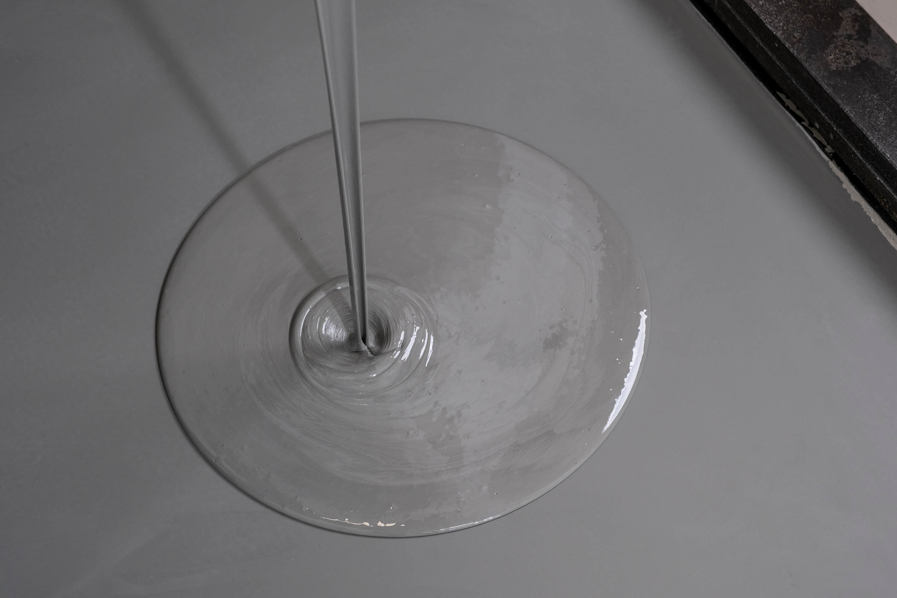 Polyurethaan gietvloer in moderne woonkamer – Smitfloor Geldrop