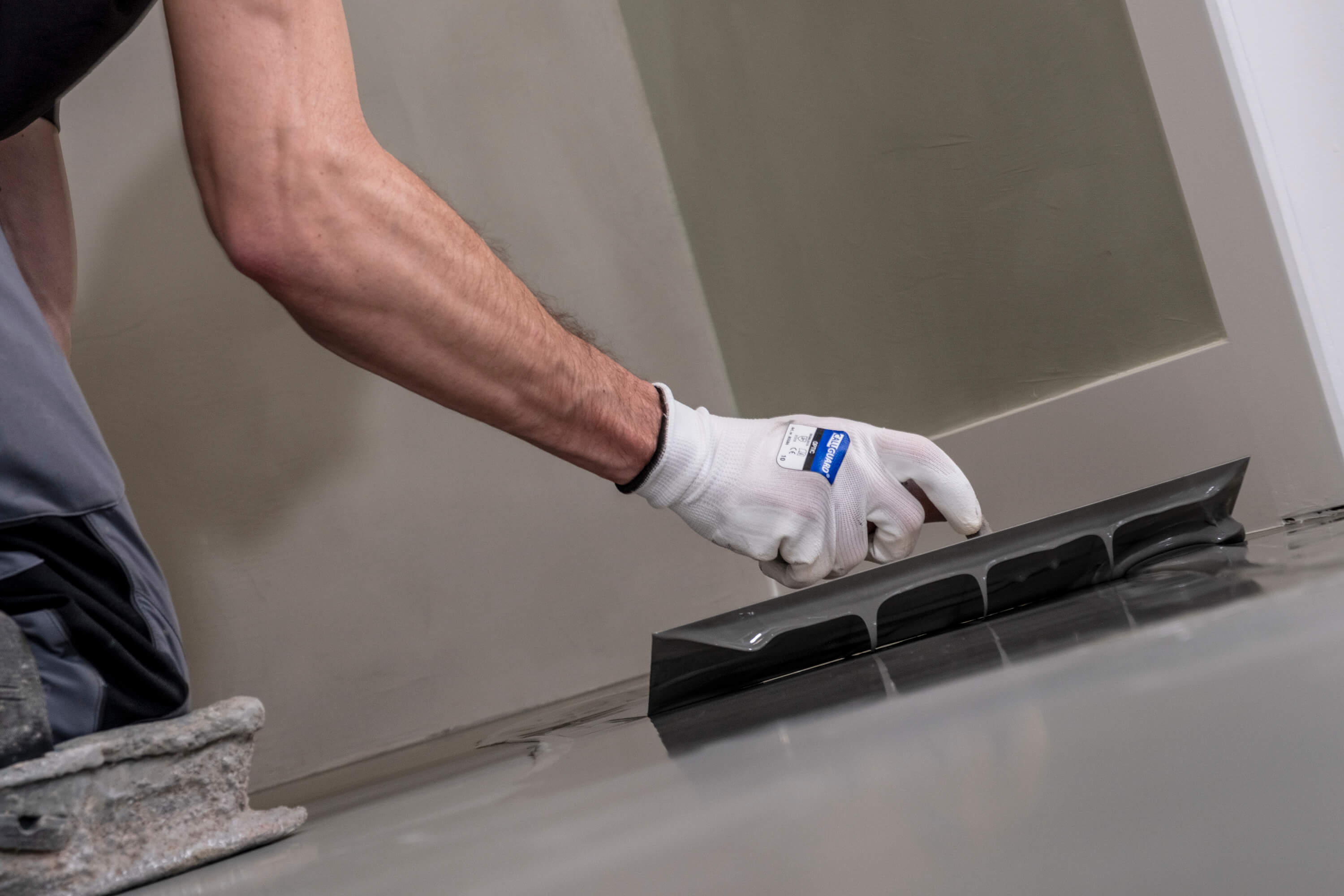 Polyurethaan gietvloer in moderne woonkamer – Smitfloor Geldrop