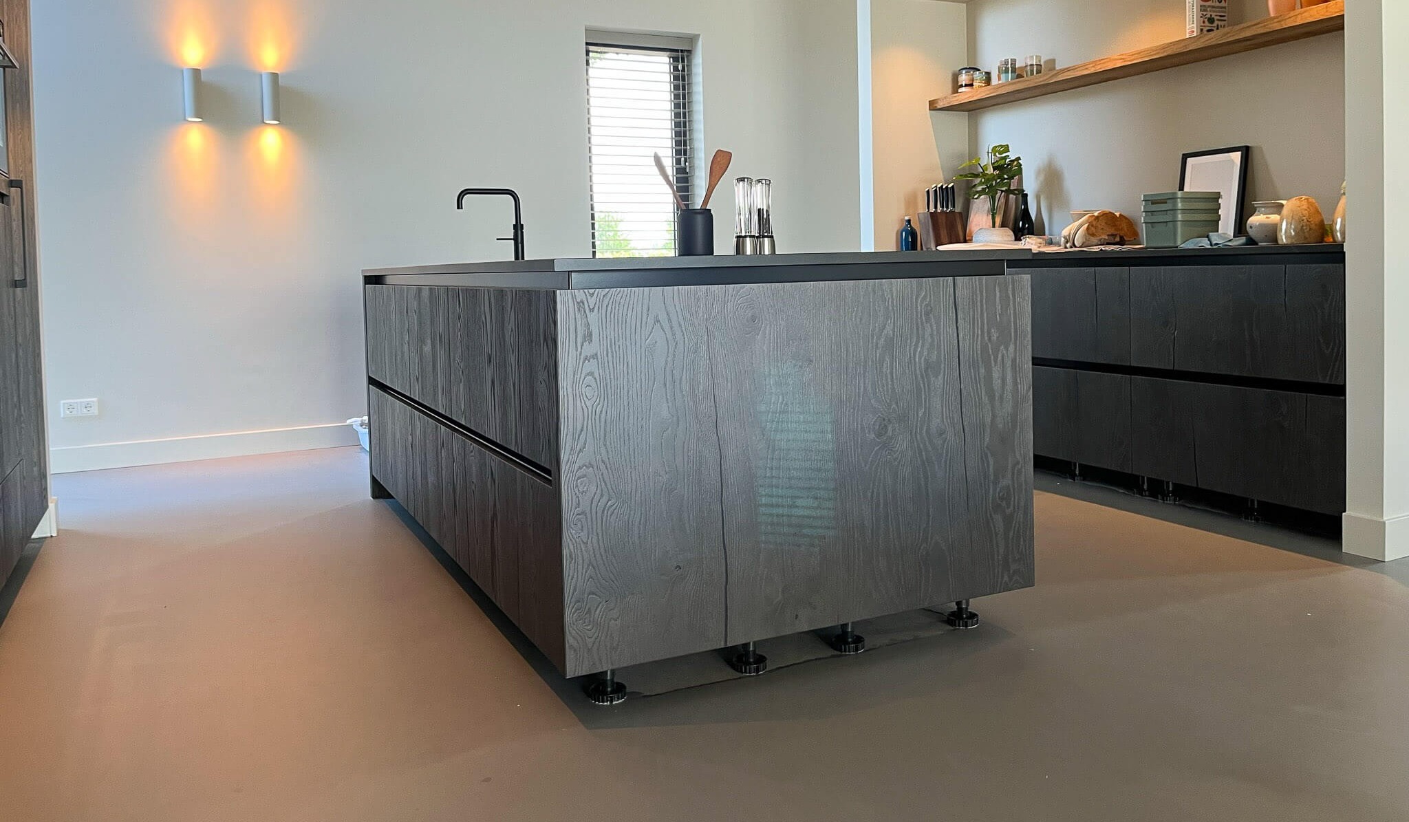 PU Gietvloer Smitfloor Geldrop mat zwarte keuken met gietvloer