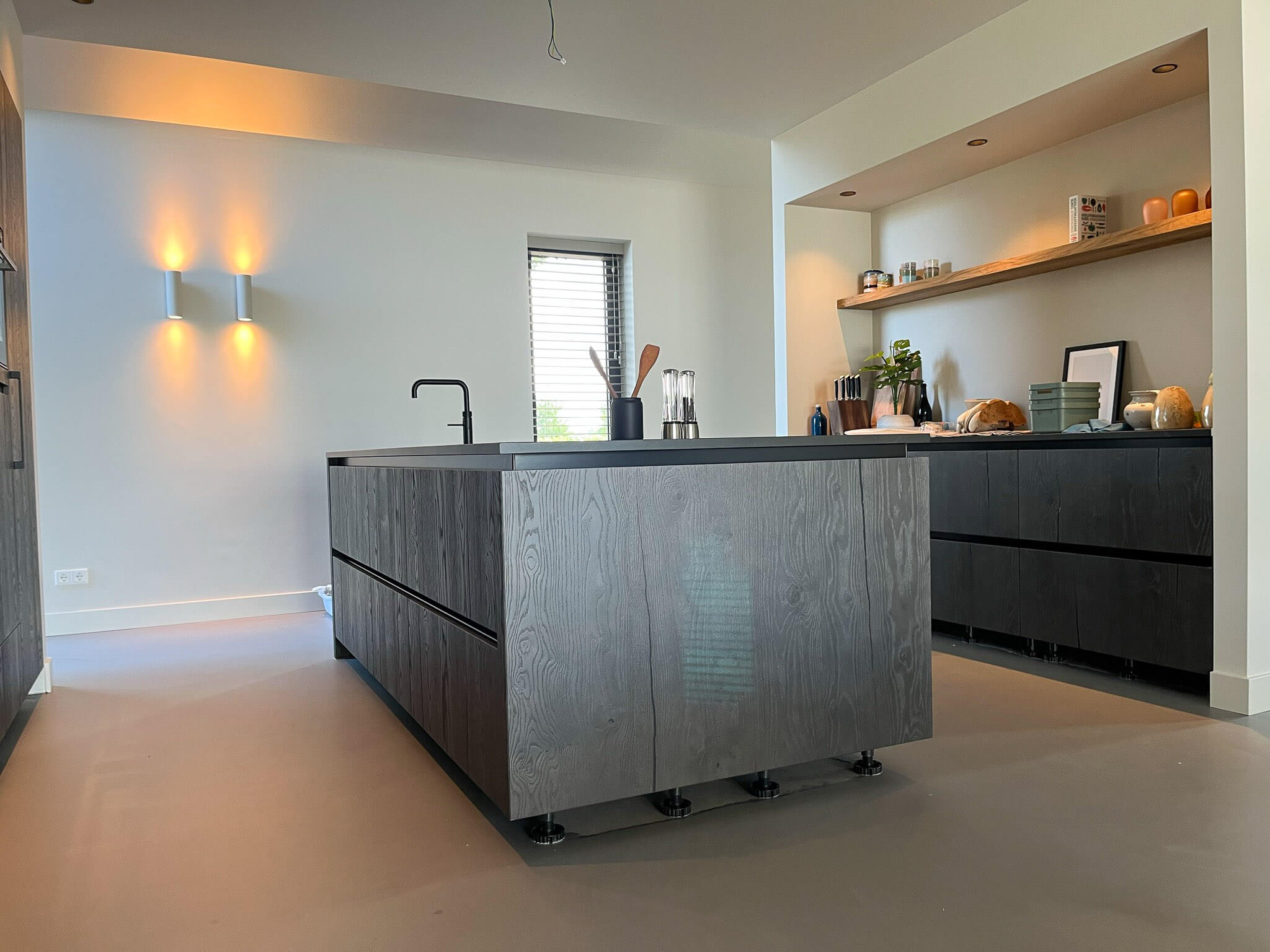 PU Gietvloer Smitfloor Geldrop mat zwarte keuken met gietvloer