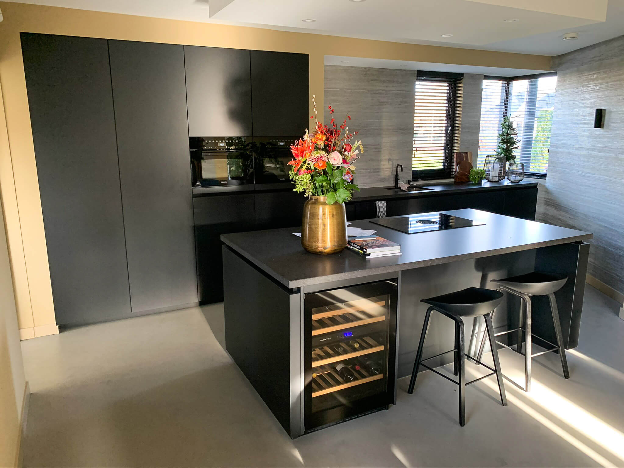 PU Gietvloer Smitfloor Geldrop-Met mat zwarte design keuken