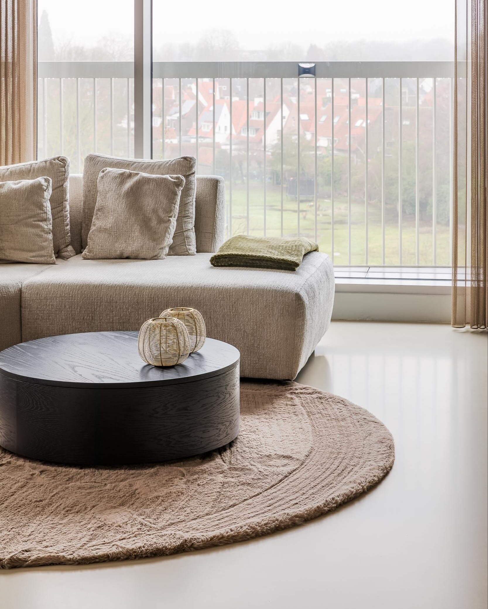 PU Gietvloer Smitfloor Geldrop-in combinatie met luxe grijze bank