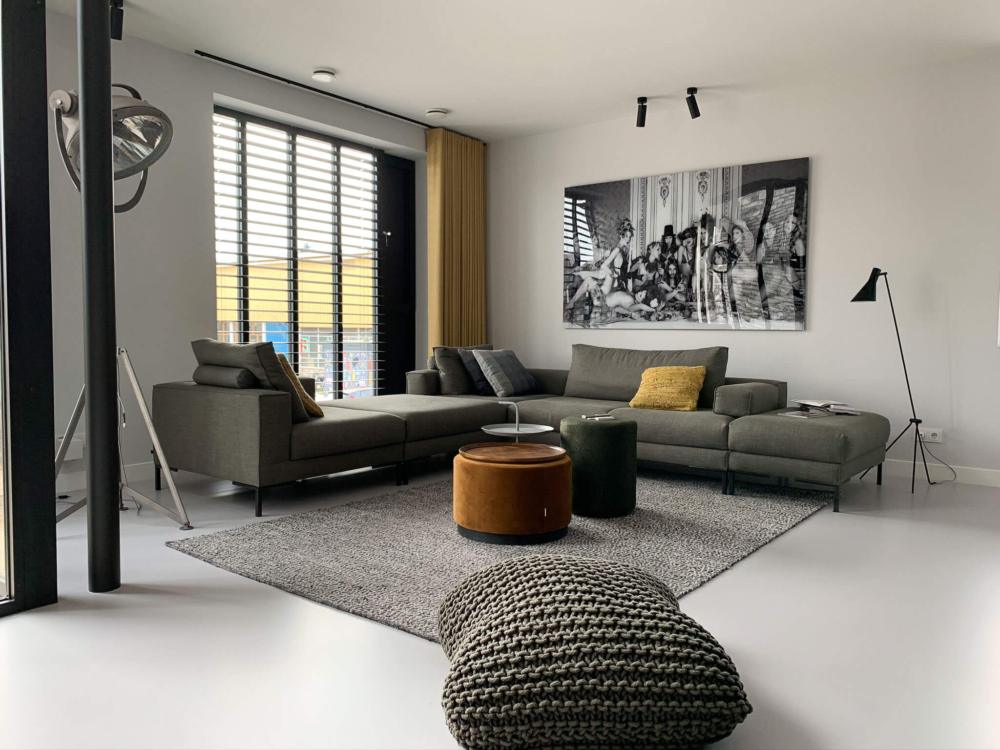 PU Gietvloer Smitfloor Geldrop - Grijze bank met gietvloer 