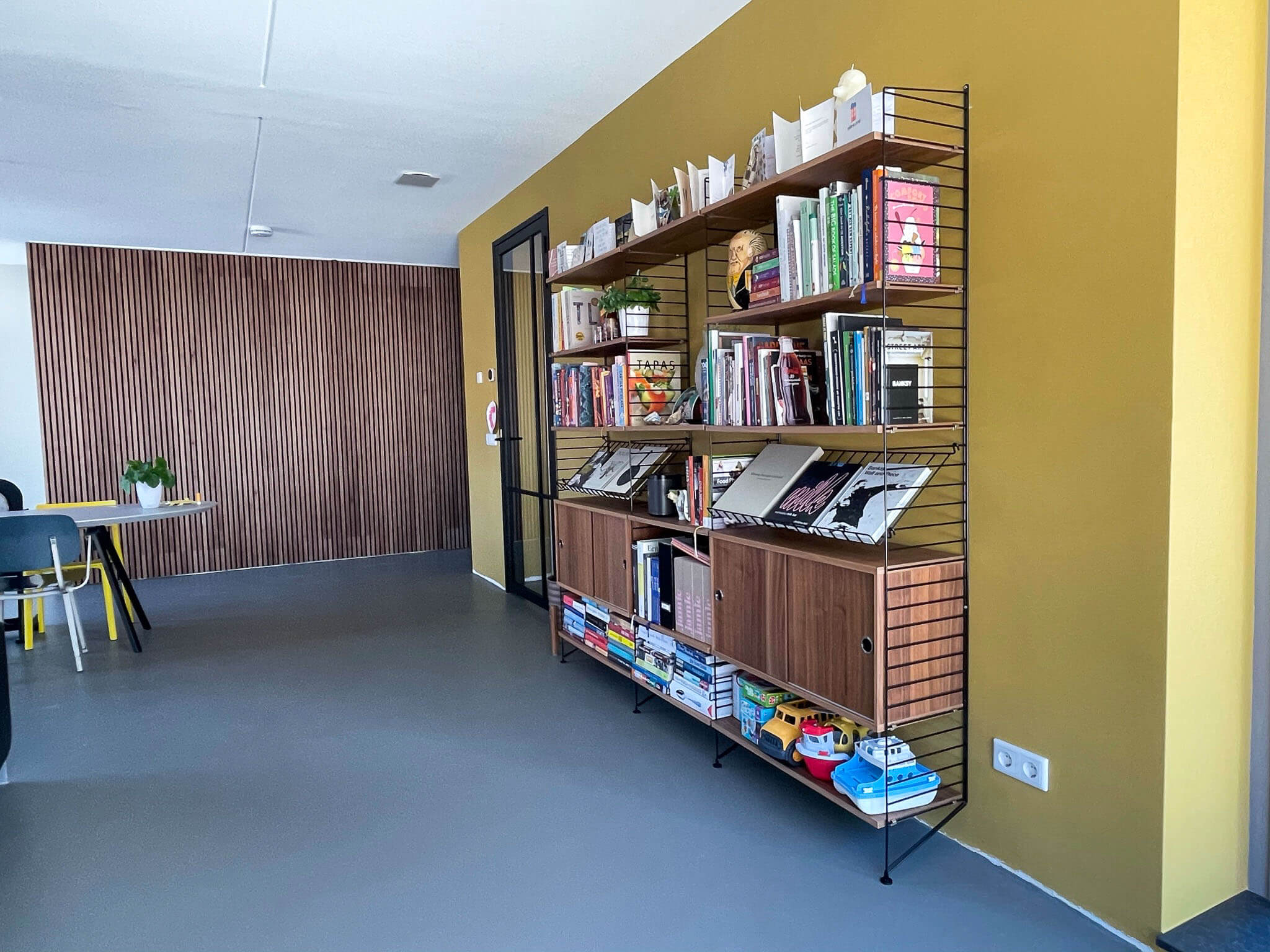 Liquid design Smitfloor Geldrop grijze gietvloer in woonkamer