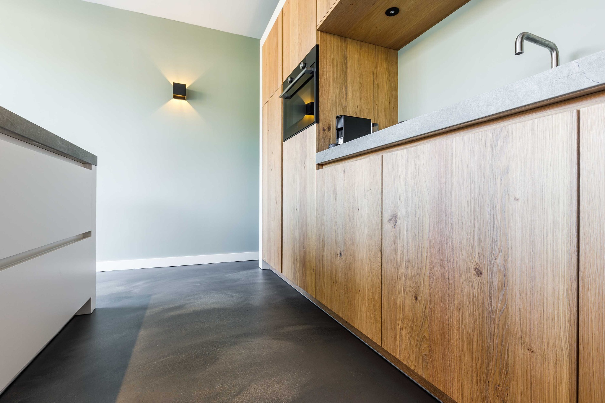 smitfloor-liquid-design-pu-gietvloer-keukenlicht-houten-fronten-geldrop