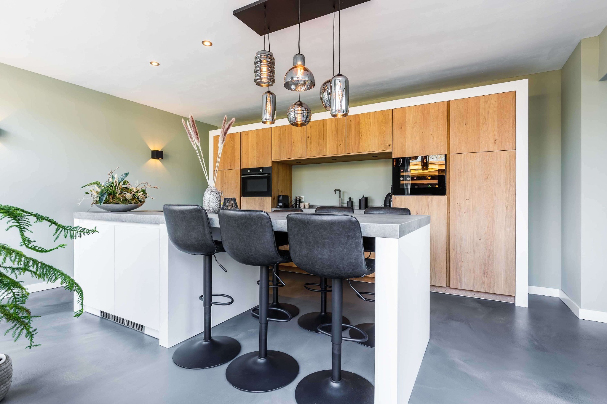smitfloor-liquid-design-pu-gietvloer-keuken-met-barkrukken-geldrop