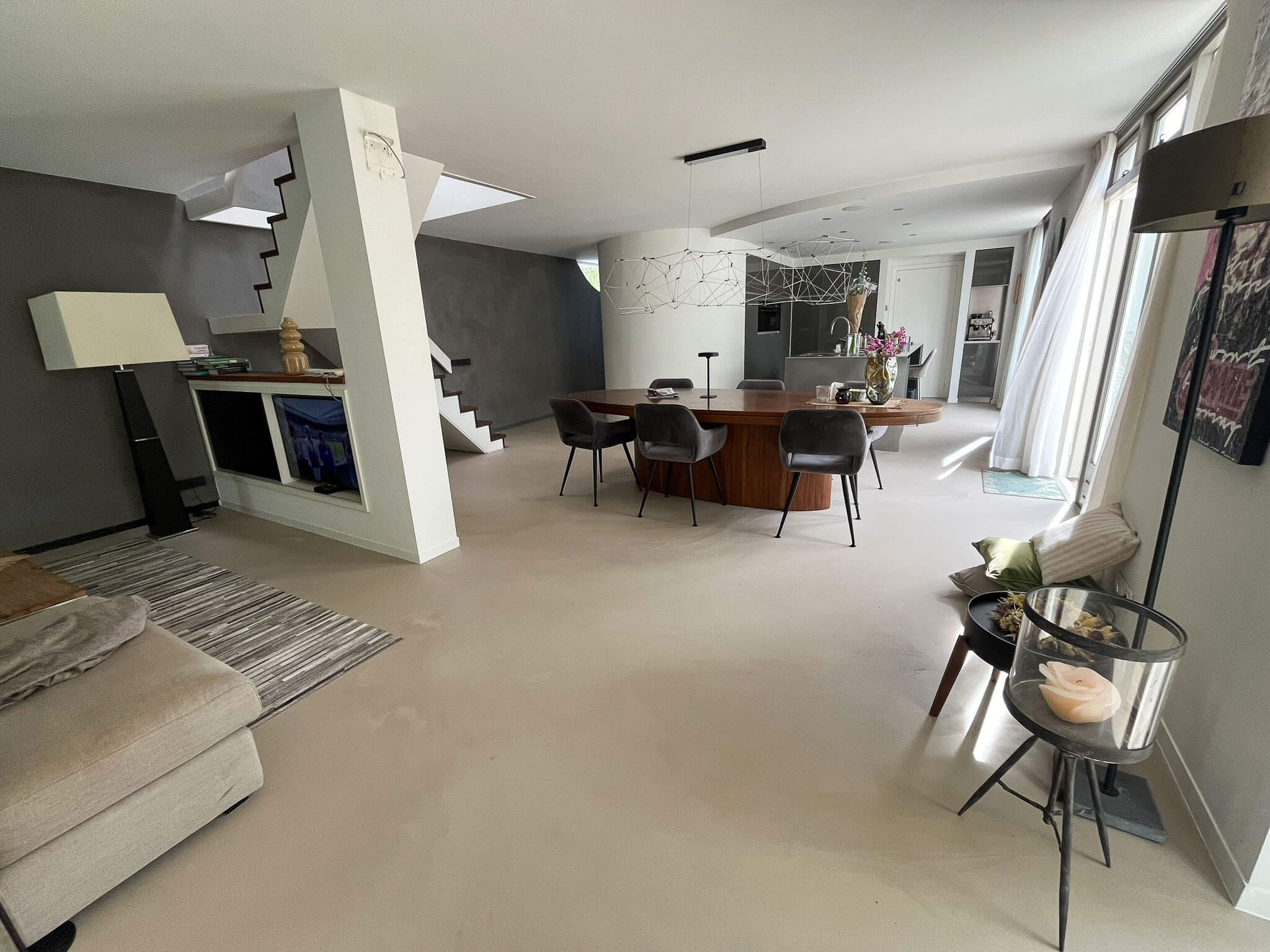 Béton Ciré Smitfloor Geldrop - Béton Ciré afwerking in moderne woonkamer