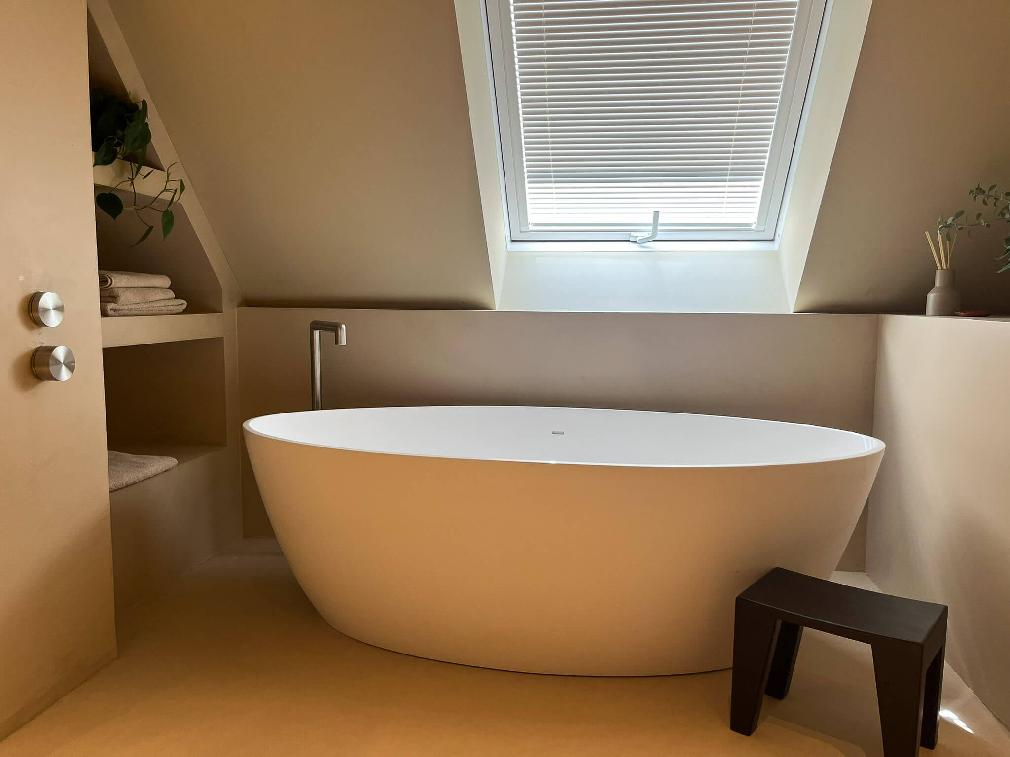 beton-cire-smitfloor-geldrop-badkamer-met-wandafwerking-van-beton-cire