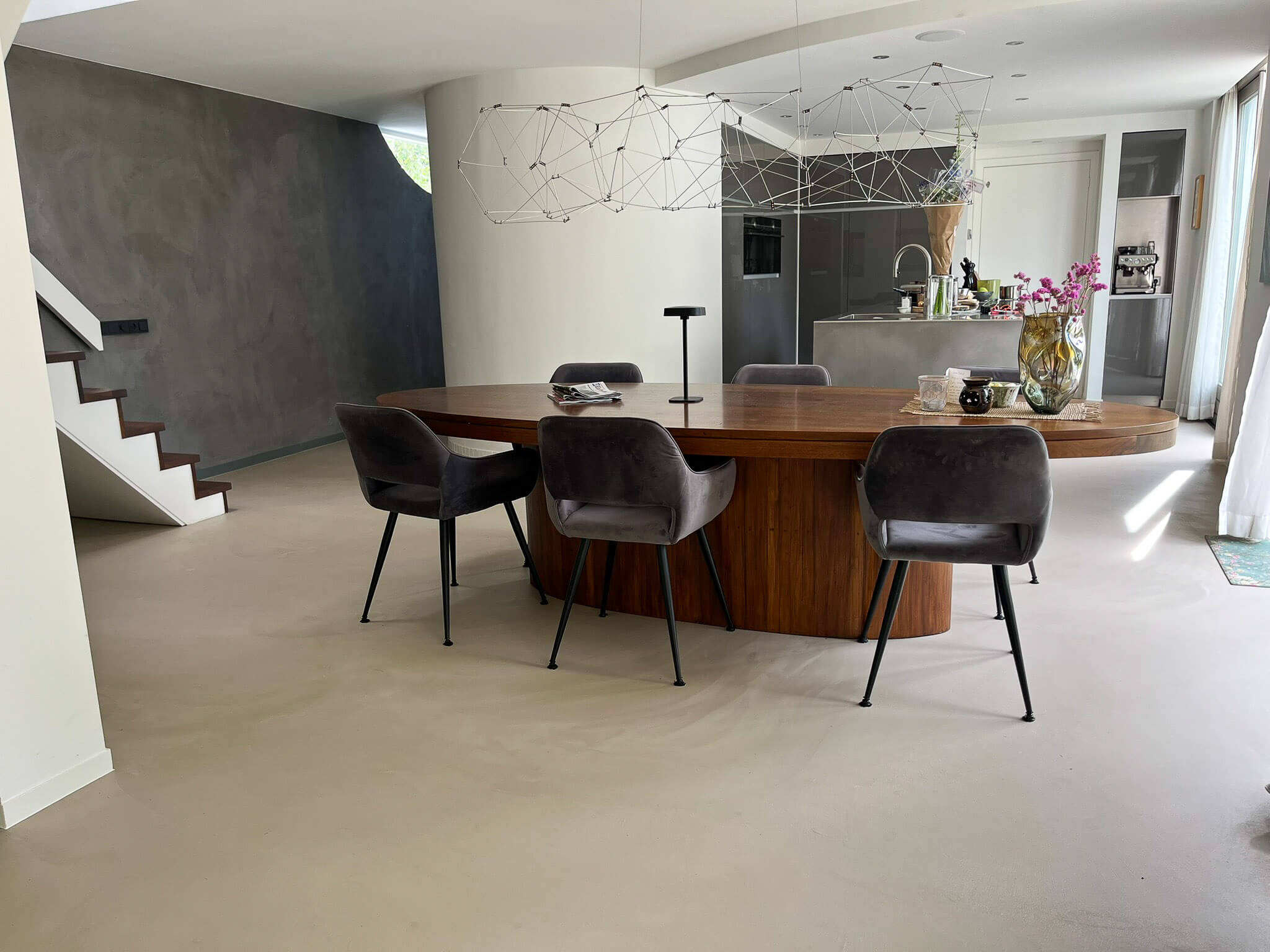 Béton Ciré Smitfloor Geldrop Béton Ciré Woonkamer met moderne eettafel
