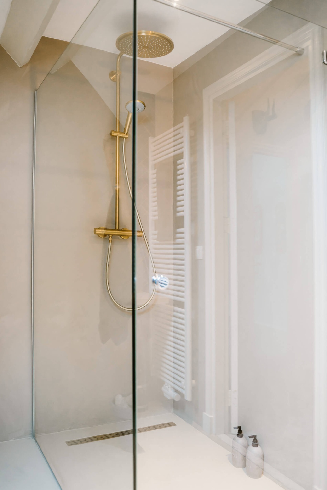 Béton Ciré Smitfloor Geldrop Douche met glaswand