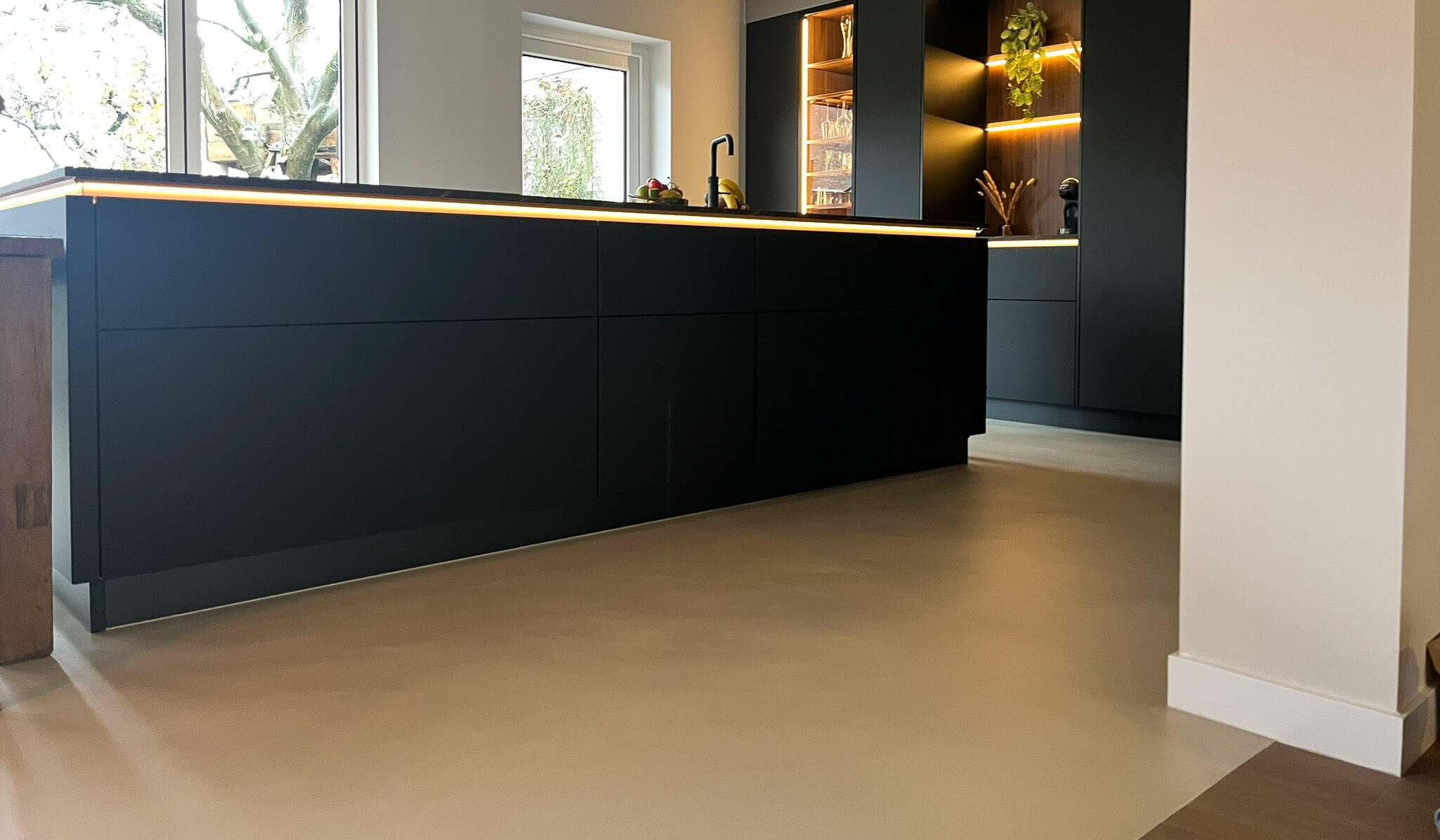 lavasteen-vloer-smitfloor-geldrop---mat-zwart-kookeiland-met-een-lavasteen-vloer