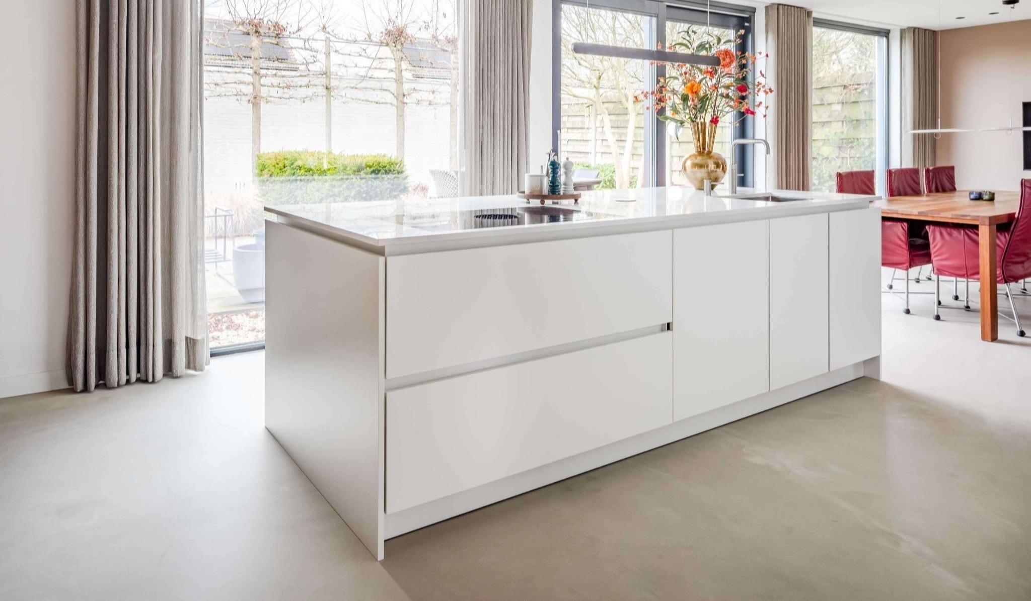 lavasteen-vloer-smitfloor-geldrop---witte-keuken-in-een-ruime-woonkamer-1-1