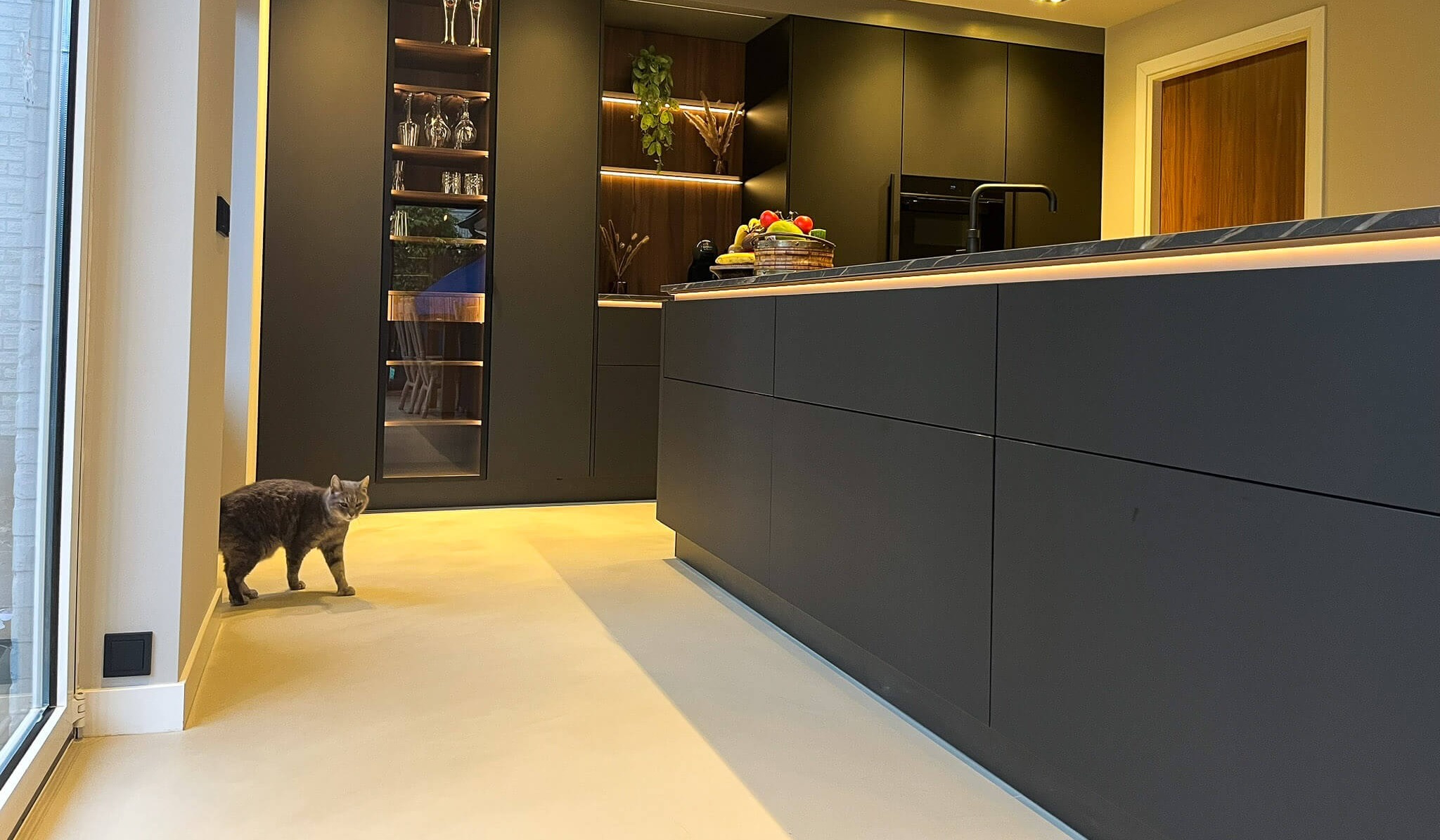 lavasteen-vloer-smitfloor-geldrop---mat-zwarte-keuken-in-combinatie-met-een-lavasteen-vloer-keuken-