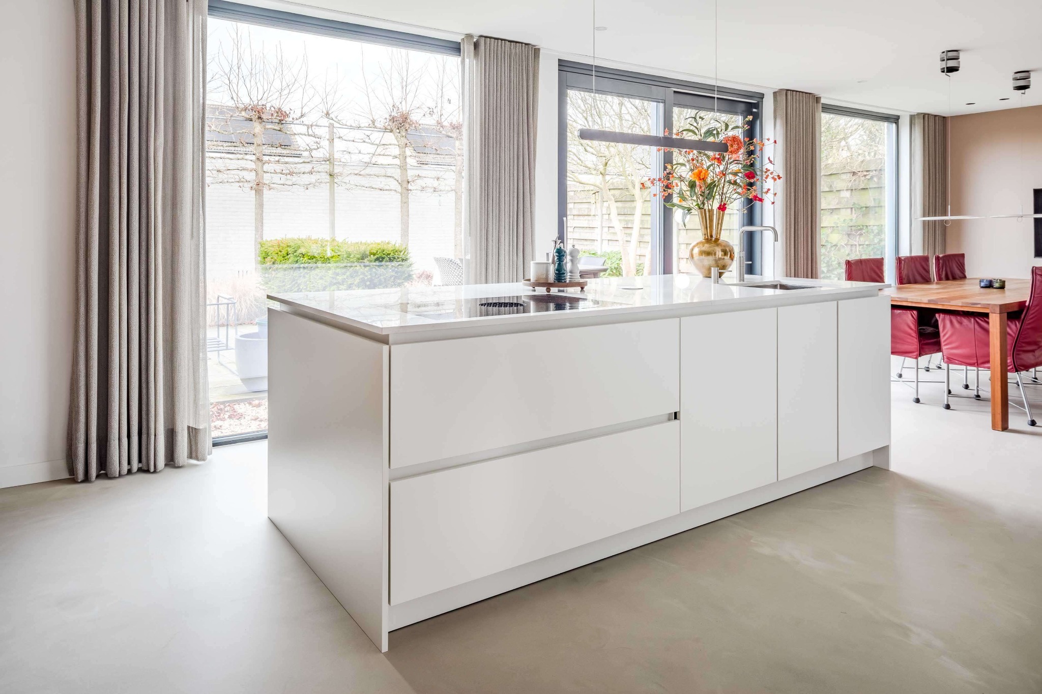 Lavasteen Gietvloer Smitfloor Geldrop Witte keuken in een ruime woonkamer smitfloor geldrop witte keuken in een ruime woonkamer