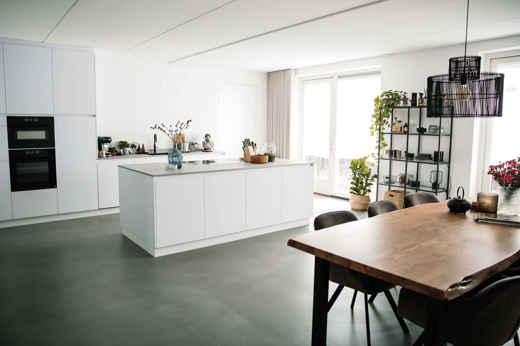 Betonlook Gietvloer Smitfloor Geldrop - Perfecte Vloer voor een Keuken met Wit Kookeiland en Moderne Sfeer