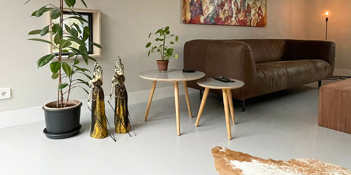 PU gietvloer Smitfloor geldrop Zwarte keuken gecombineerd met stijlvolle gietvloer