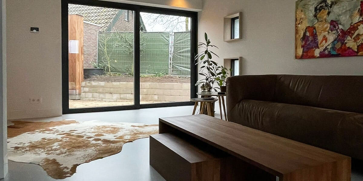 PU gietvloer Smitfloor geldrop Zwarte keuken gecombineerd met stijlvolle gietvloer