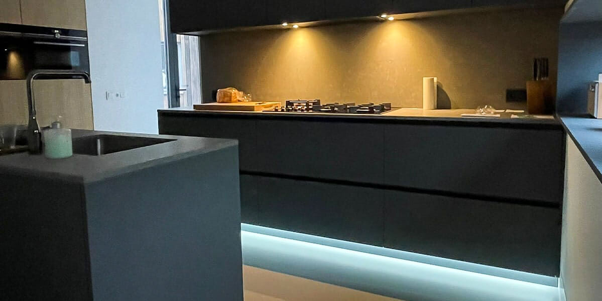 PU gietvloer Smitfloor geldrop Zwarte keuken gecombineerd met stijlvolle gietvloer