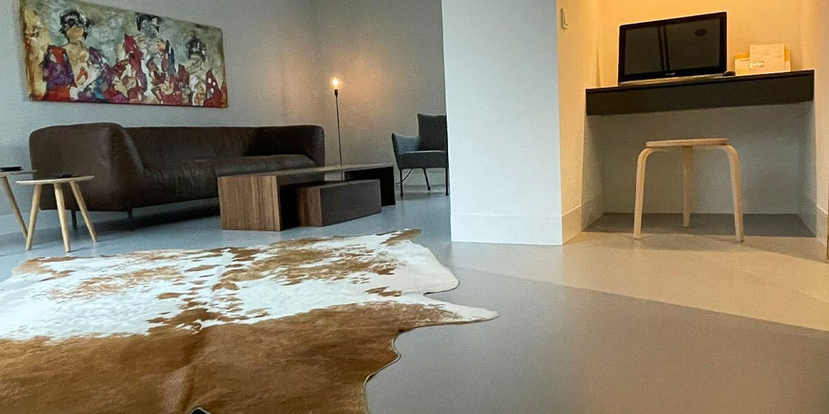 PU gietvloer Smitfloor geldrop Zwarte keuken gecombineerd met stijlvolle gietvloer