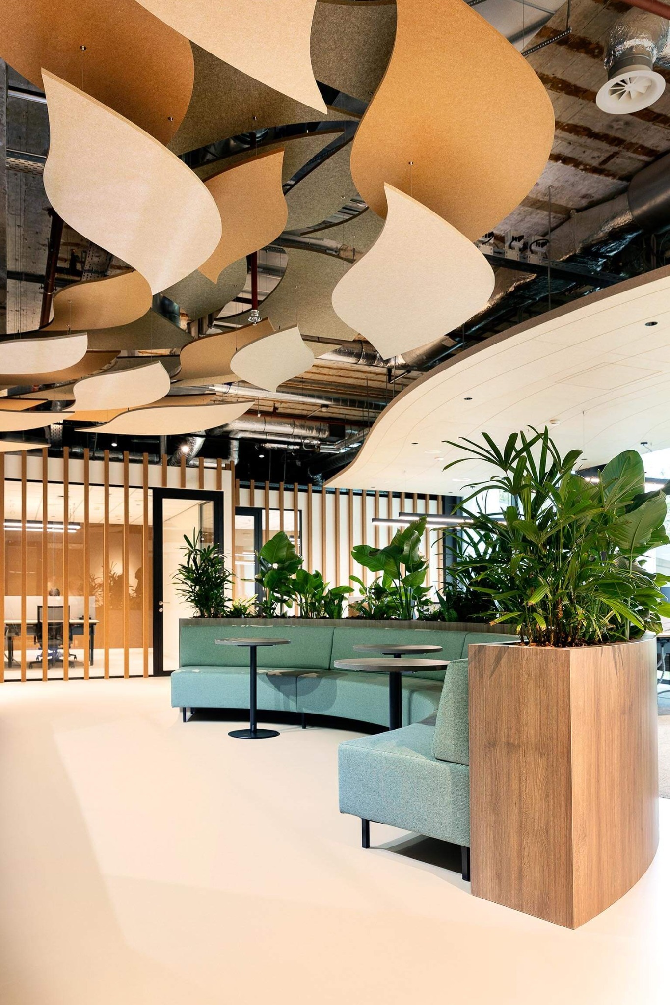 vloeren-voor-bedrijven-smitfloor-geldrop-luxe-bedrijfs-kantine-met-beton-cire