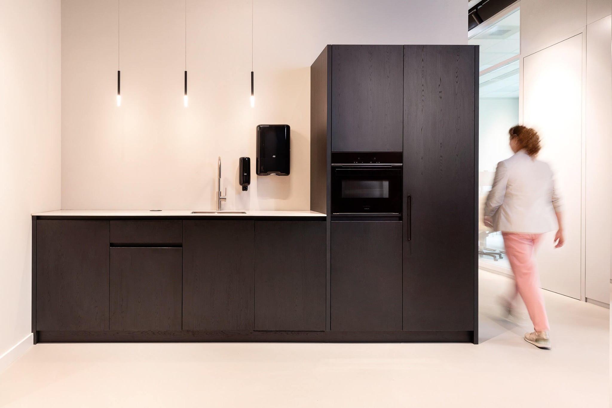 vloeren-voor-bedrijven-smitfloor-geldrop-luxe-keuken-met-beton-cire