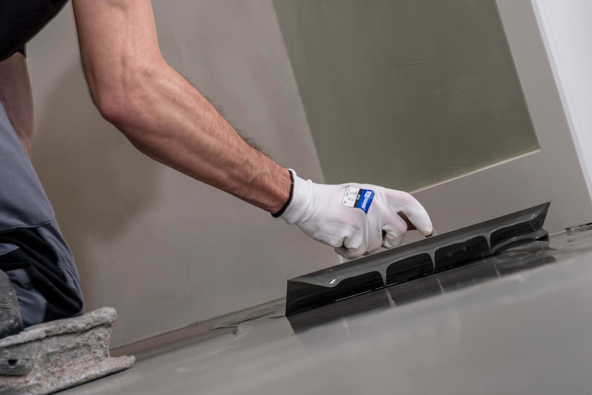 Polyurethaan gietvloer in moderne woonkamer – Smitfloor Geldrop