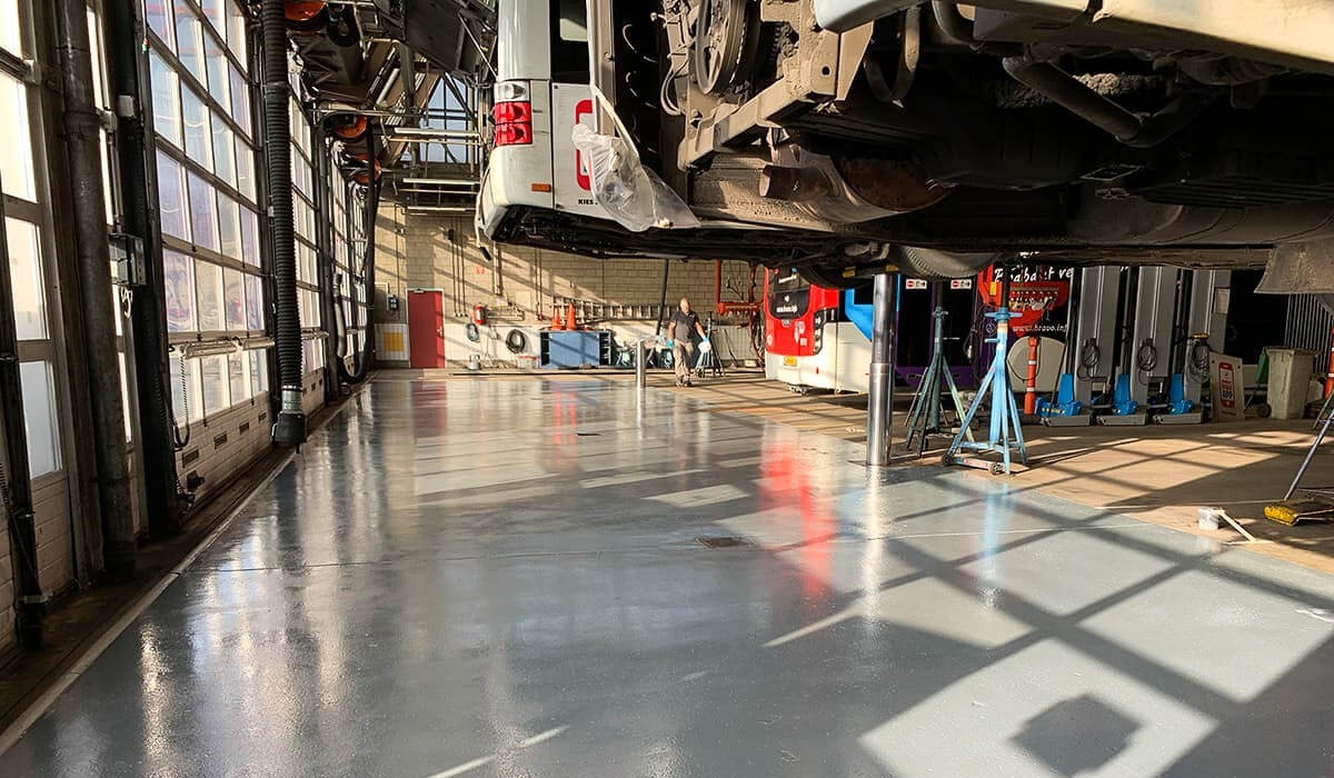 epoxy-gietvloer-smitfloor-geldrop--onderhoudsvriendelijke-en-robuuste-gietvloer-bij-connexxion-in-eindhove