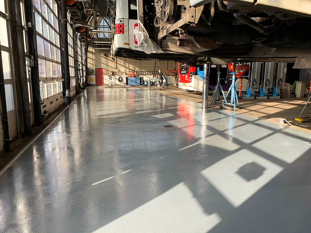 Epoxy gietvloer Smitfloor Geldrop Sterke bedrijfsvloer geplaatst in faciliteit van Connexxion Eindhoven